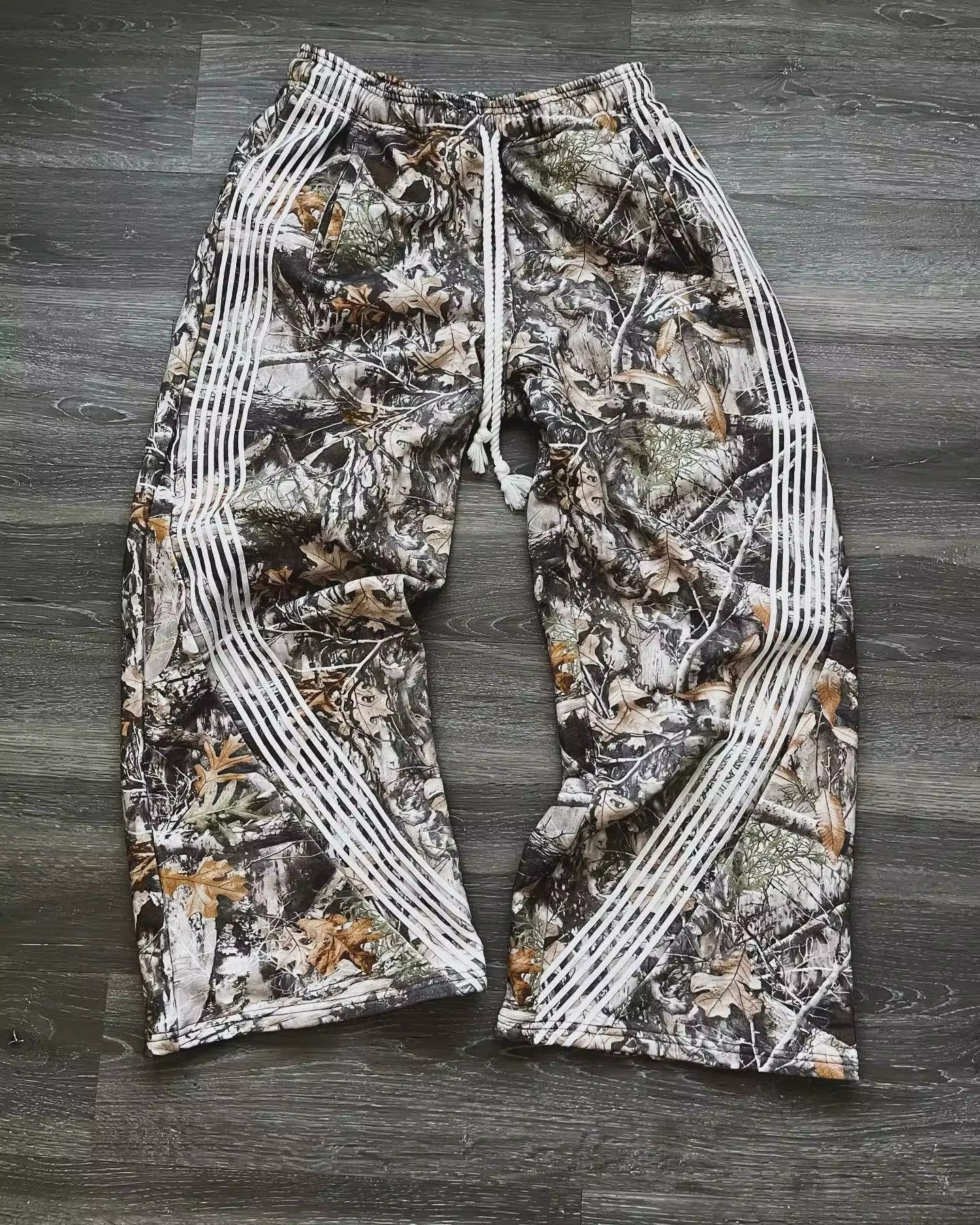Japanese Brand Camouflage Elastic Waist Stripes Embroidery Baggy Sweatpants Size US 34 / EU 50 - 2 Thumbnail