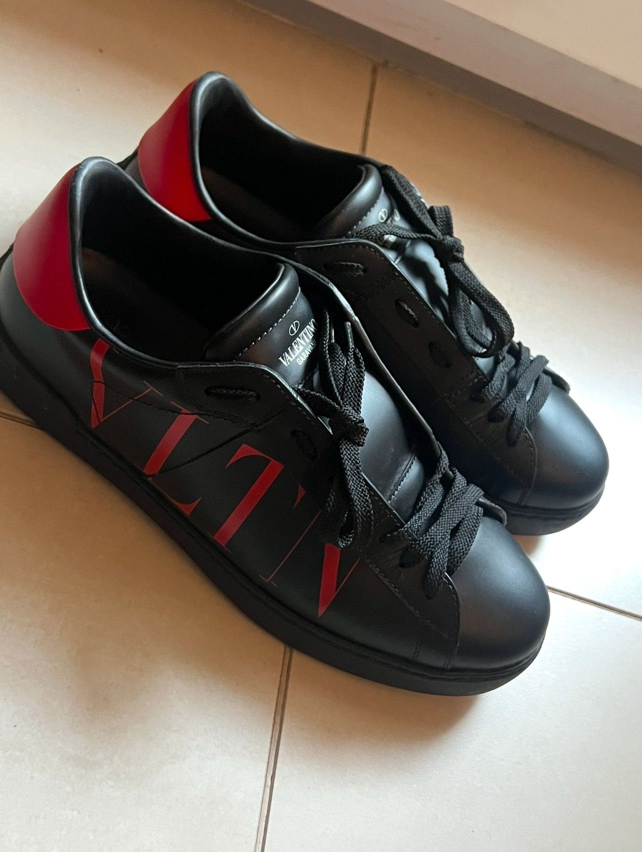 Valentino Garavani VLTN low-top open Sneakers Black Red