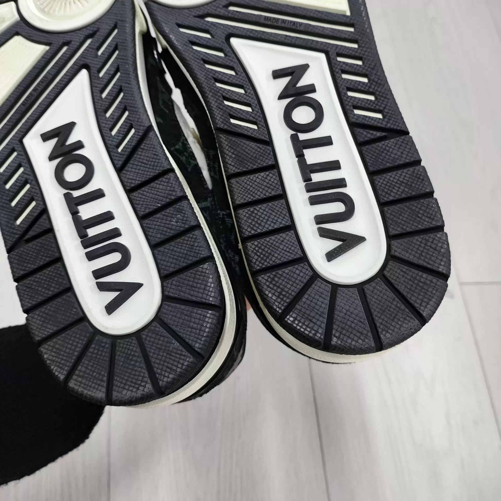 Louis Vuitton Louis Vuitton Black & White Denim Panda Trainer US 9 Size US 9 / EU 42 - 4 Thumbnail