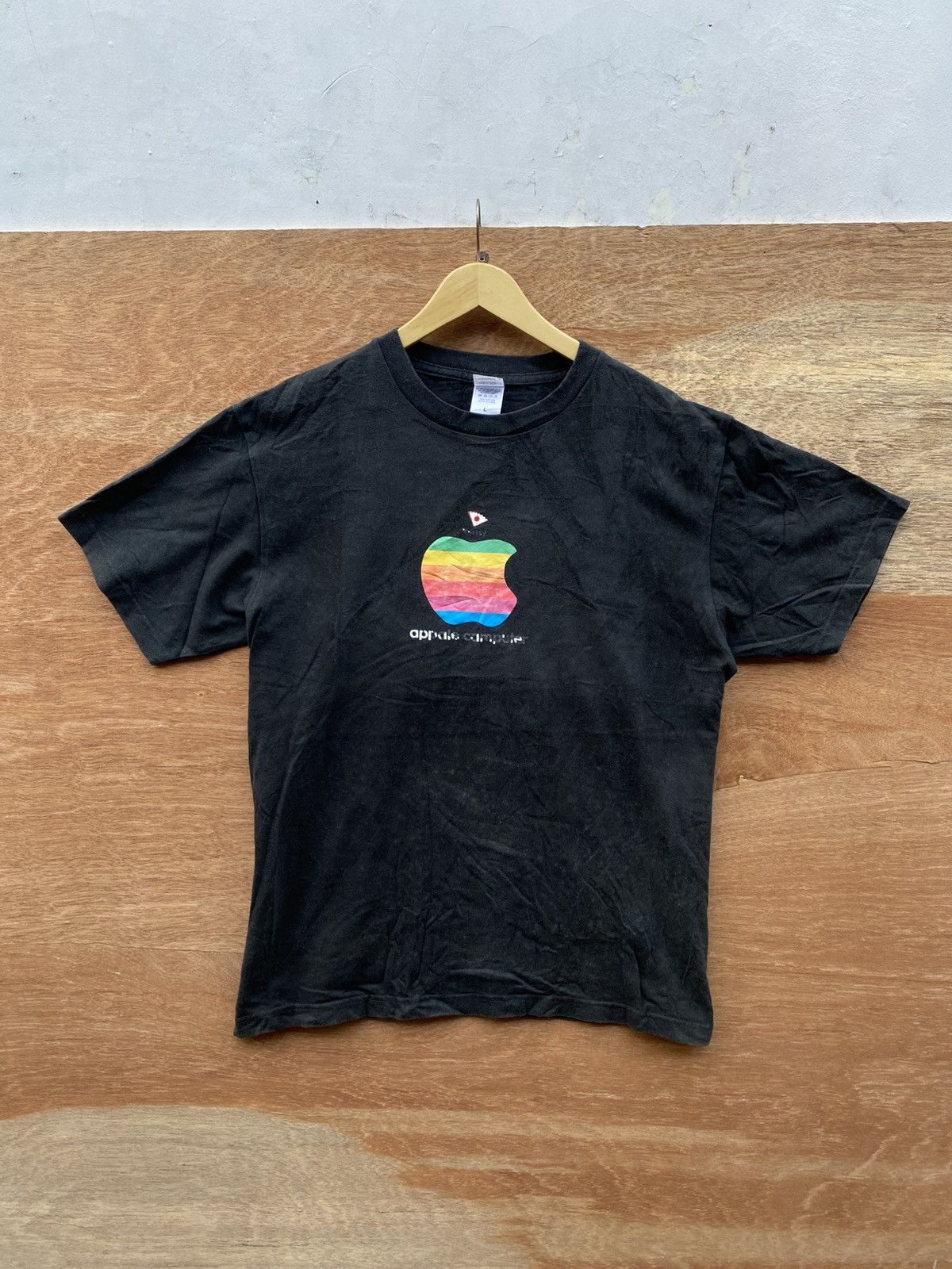 2000s vintage apple computer rainbow logo tshirt