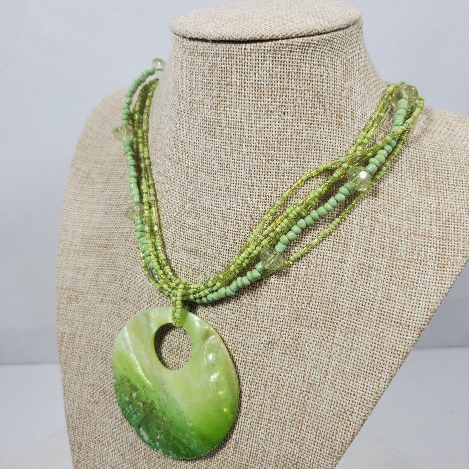 The Unbranded Brand Vintage Seashell Green Necklace 19" Long w/ 2.5" Pendant Size ONE SIZE - 3 Thumbnail