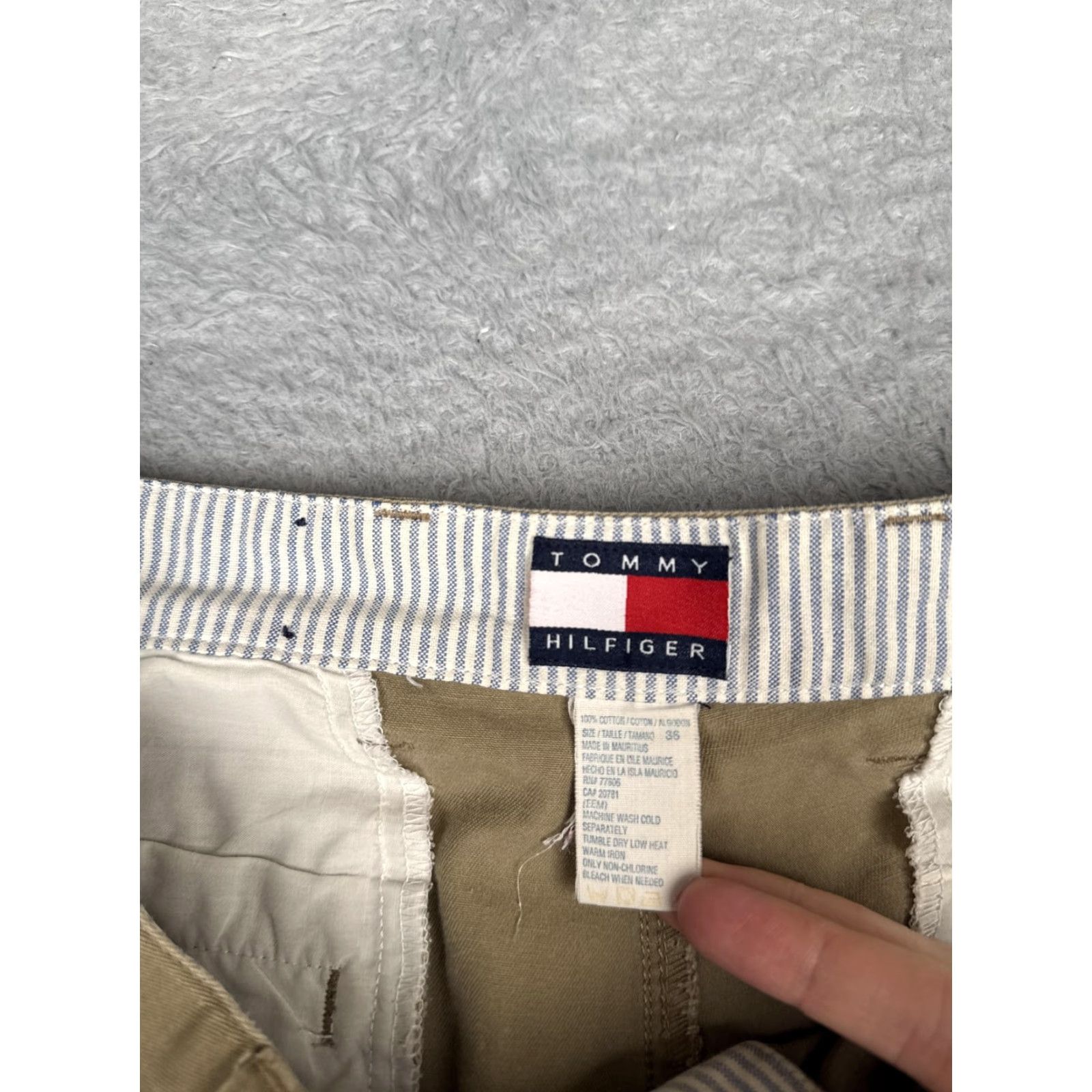 Tommy Hilfiger Tommy Hilfiger Shorts Mens 36 Beige Chino Pleated 8 Inseam Casual Summer Size US 36 / EU 52 - 7 Thumbnail