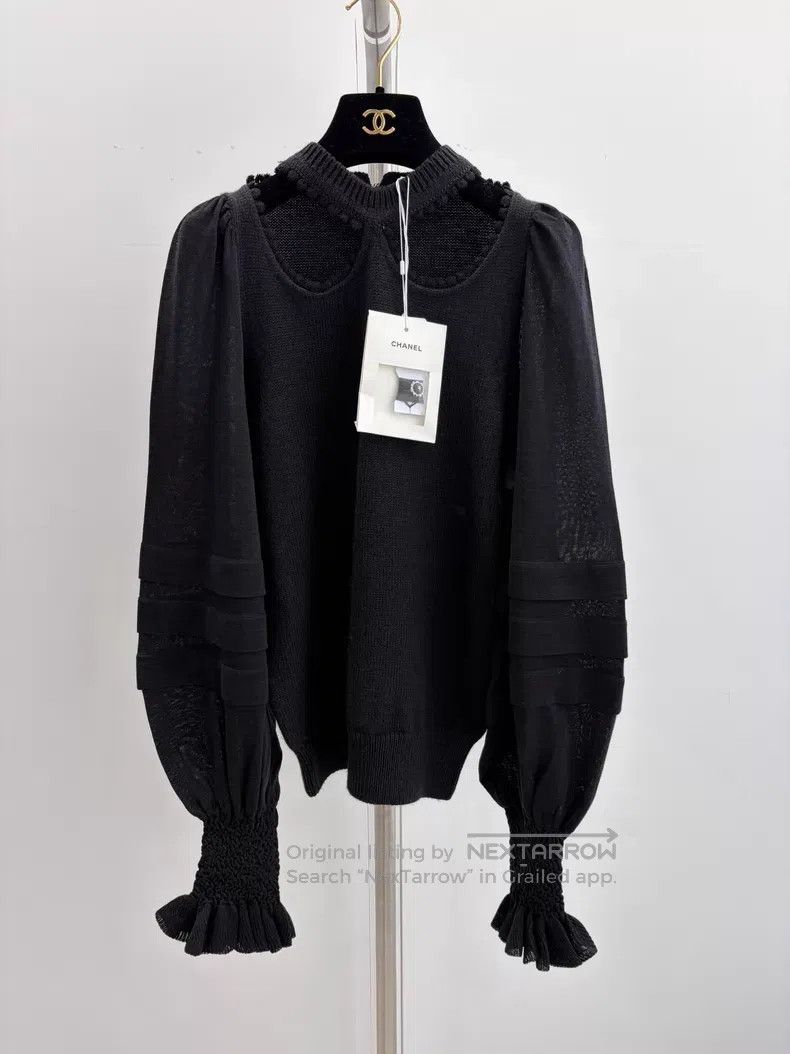 Chanel Chanel Hollow-out knitwear with neckline Size XS / US 0-2 / IT 36-38 - 1 Thumbnail