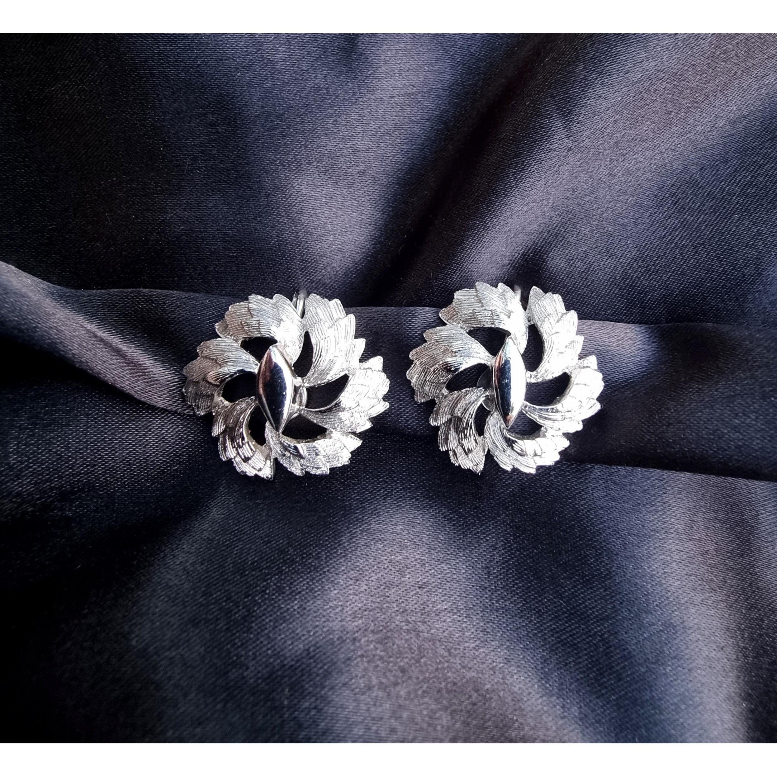 Other Vintage CORO Signed Flower Silver Toned Patern Clip On Earri Size ONE SIZE - 2 Thumbnail