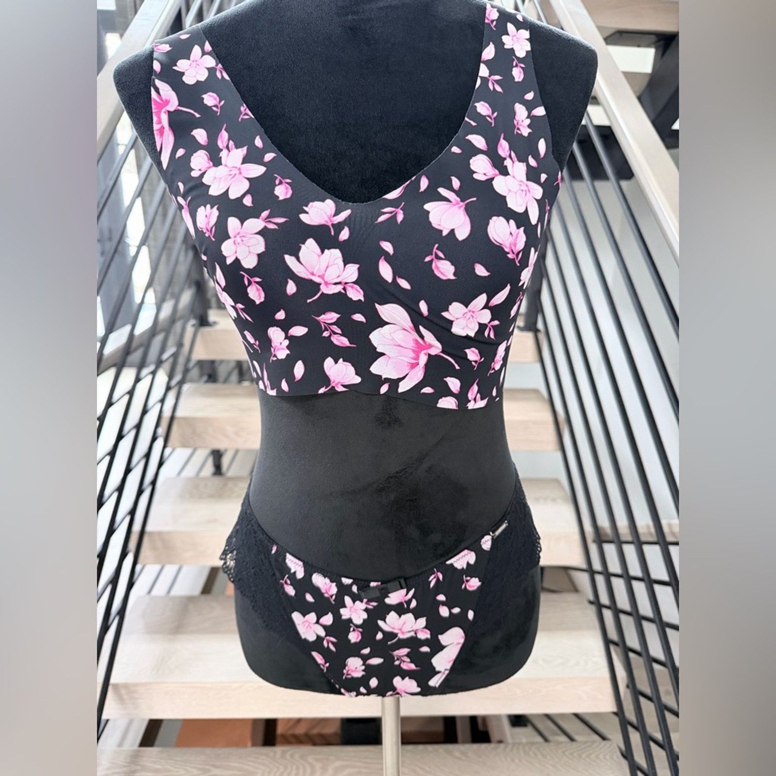 la Vie en Rose Black Floral V-Neck Bra with Pink Flowers and Panties set S Size ONE SIZE - 4 Thumbnail