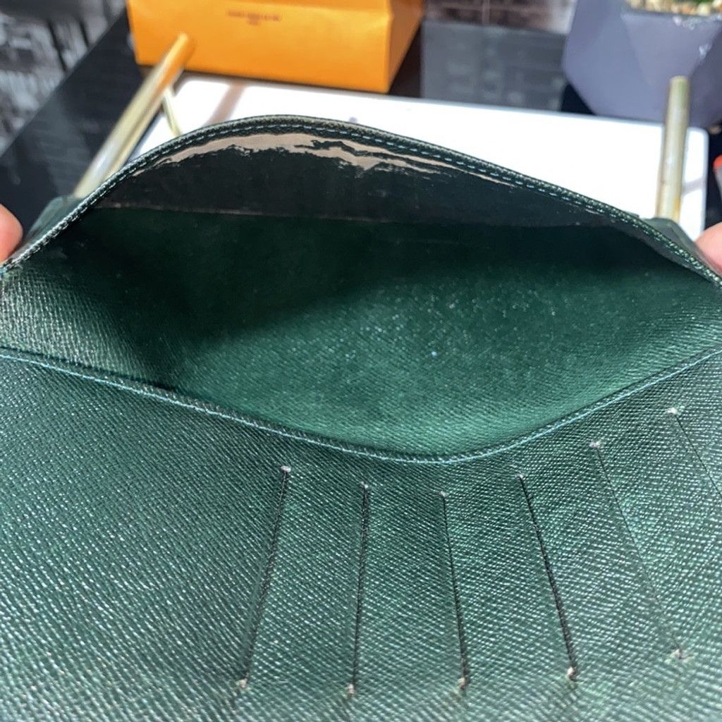 Louis Vuitton Authentic Louis Vuitton Taiga checkbook holder Size ONE SIZE - 9 Thumbnail