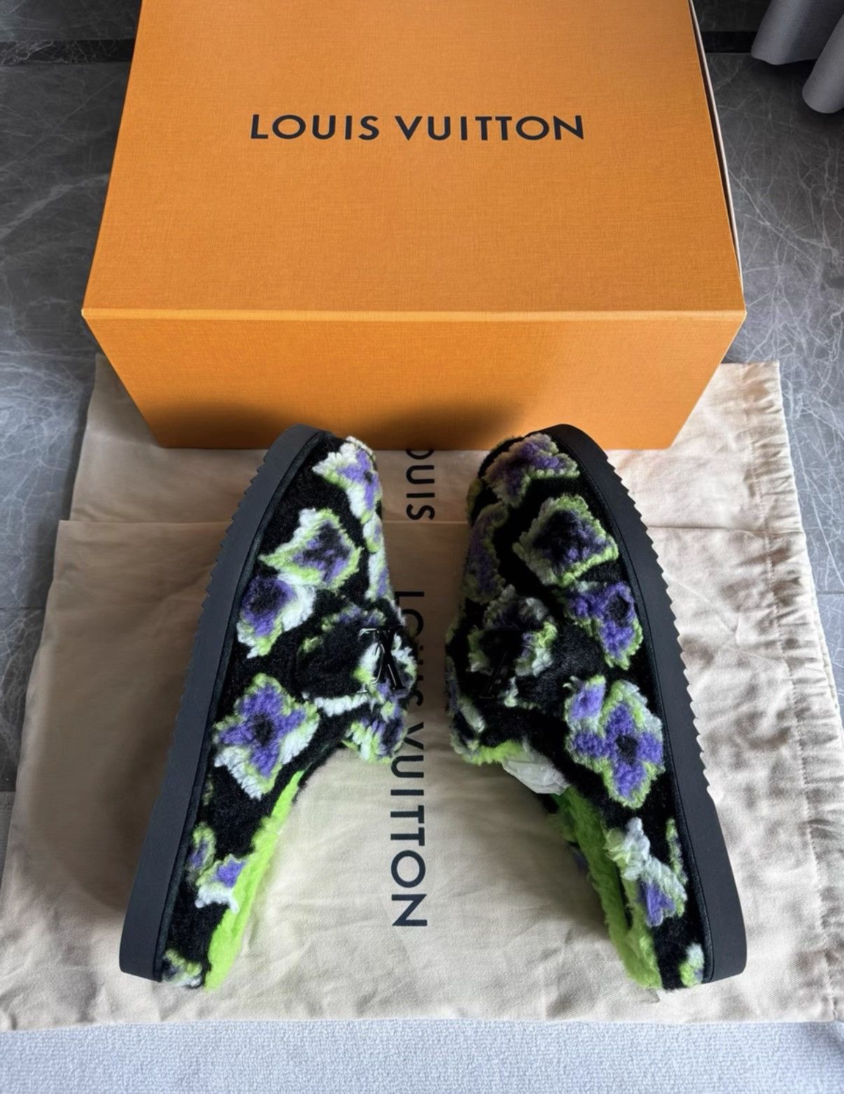 Louis Vuitton Louis Vuitton LV Easy Fur Slides, All-over Logo K6 Size US 8.5 / EU 41-42 - 7 Thumbnail