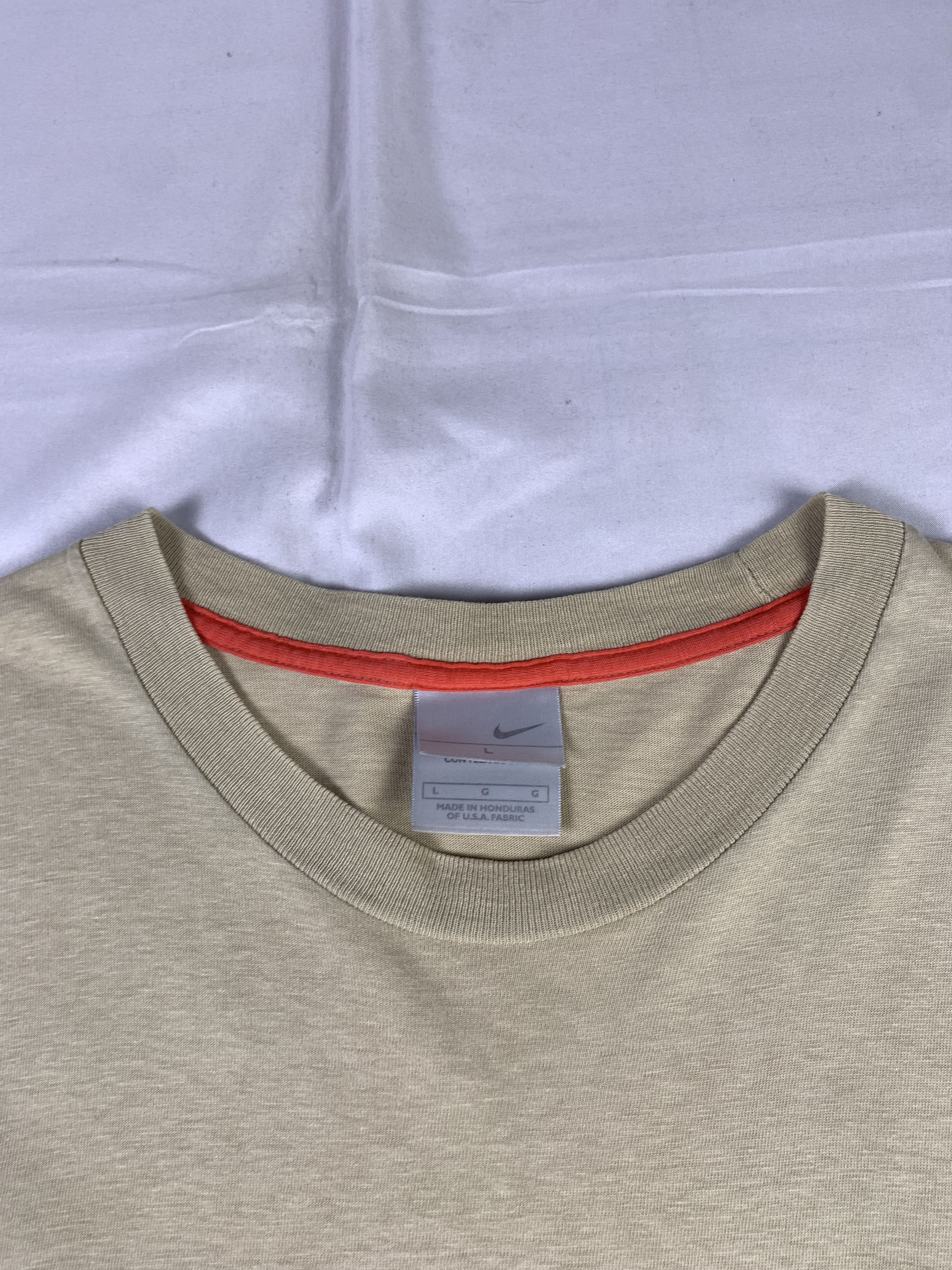 Nike 2000s Nike Beige Small Swoosh Tee (L) Size US L / EU 52-54 / 3 - 3 Thumbnail
