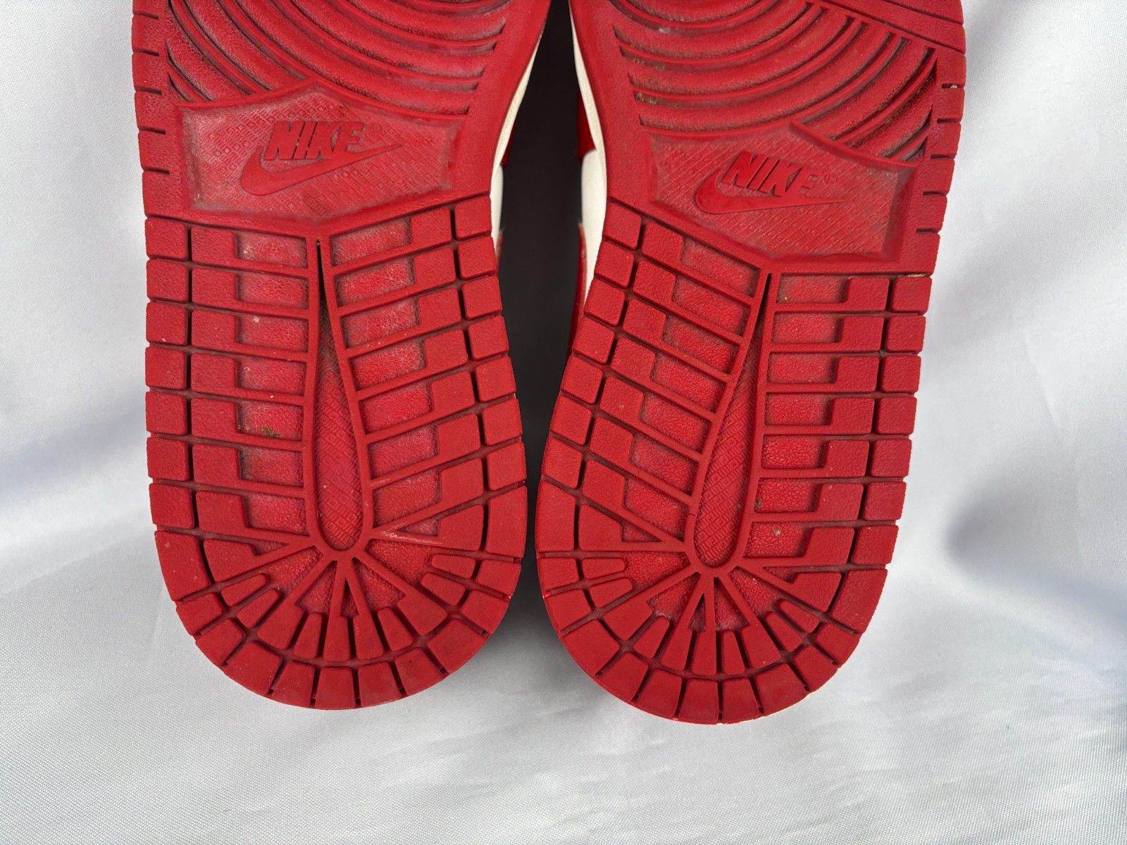 Jordan Brand Nike Air Jordan 1 Low Bulls Reverse Sneakers US 10 EU 44 Size US 10 / EU 43 - 17 Thumbnail