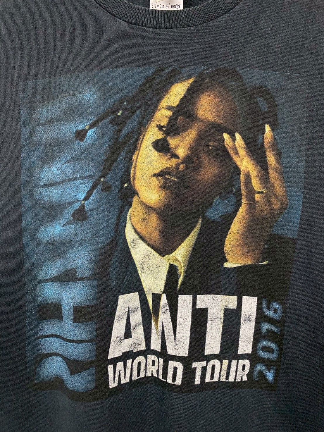 Rihanna Vintage Rihanna Anti-World Tour T-Shirts DO1281 Size US L / EU 52-54 / 3 - 2 Thumbnail