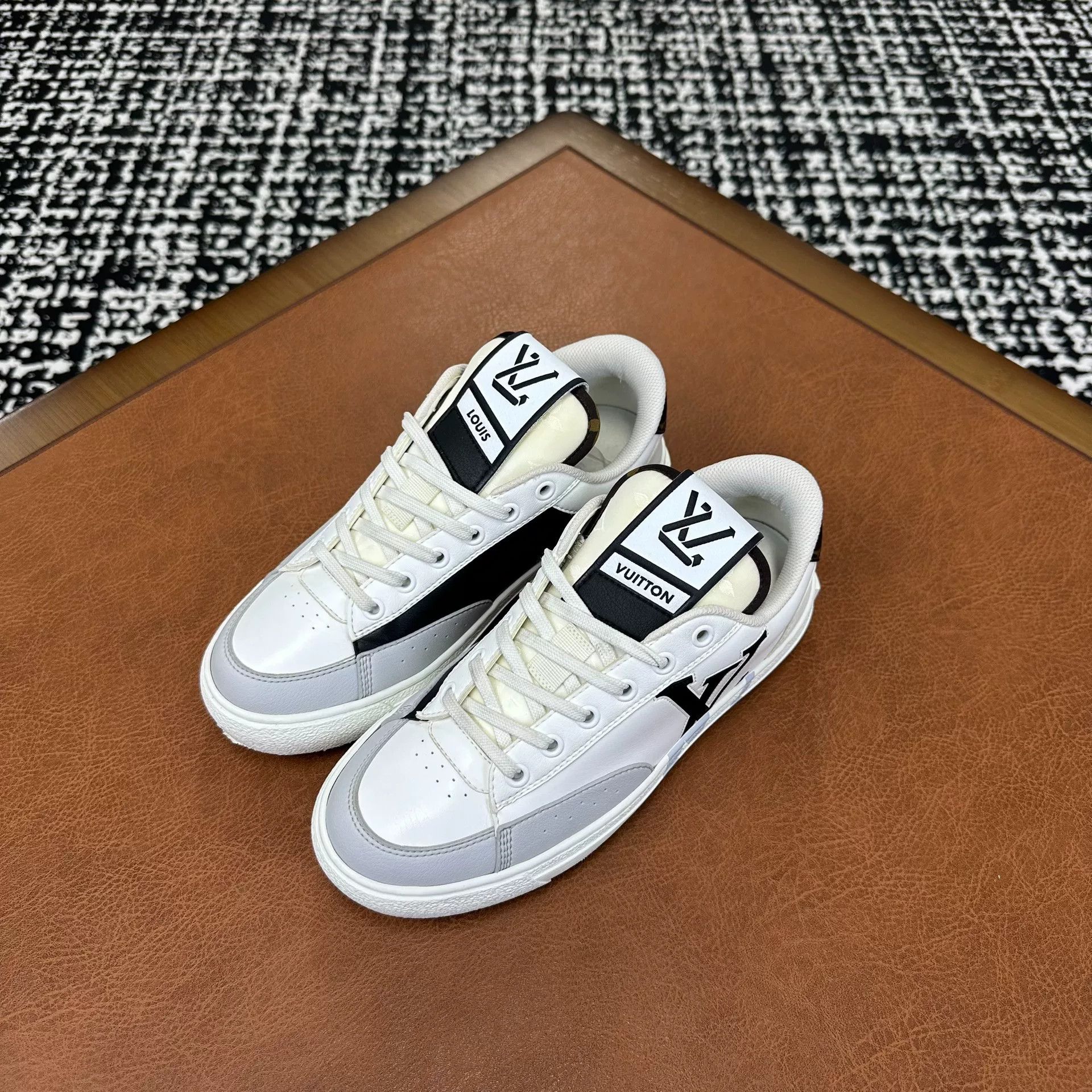 Louis Vuitton Louis Vuitton Casual White Lowtop Sneakers it_36-5 Women Size US 6.5 / IT 36.5 - 1 Thumbnail