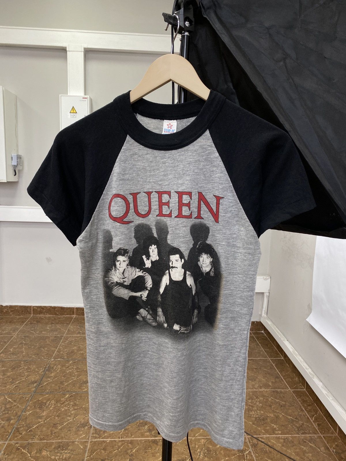 Band Tees 🇬🇧 Vintage 1984 Queen Freddie Mercury Rare T-Shirt Retro Hype Size US M / EU 48-50 / 2 - 1 Thumbnail