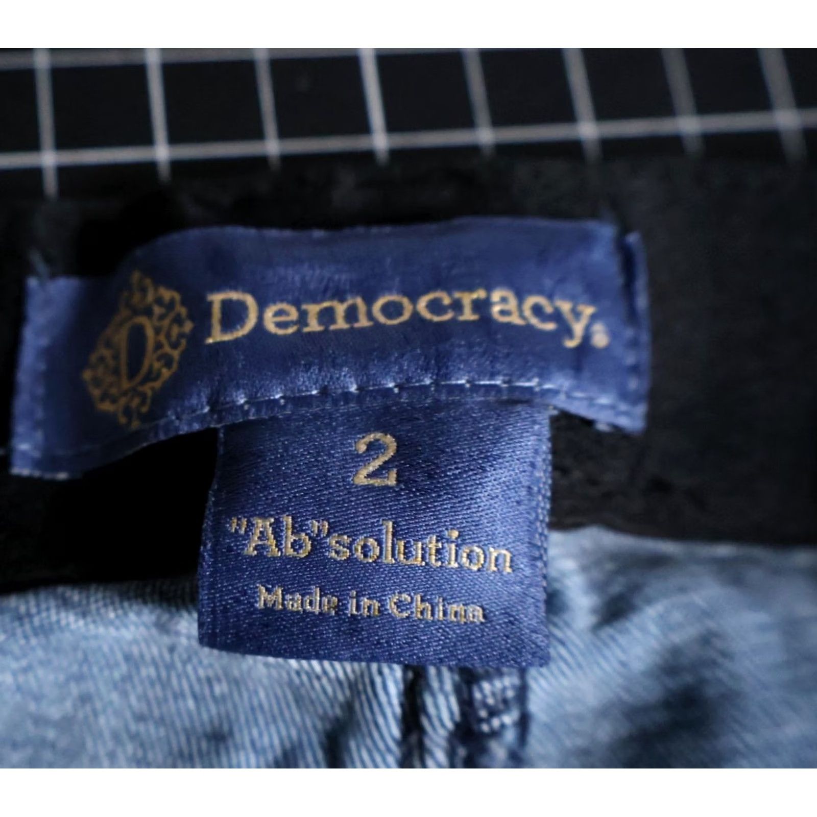 Vintage Democracy Jeans Women's 2 (28 x 27) Blue Distressed Straight Denim 5-Pocket Zip Fly Retro 90s Hipster Style Mens Womens Girls Size 26" / US 2 / IT 38 - 3 Thumbnail