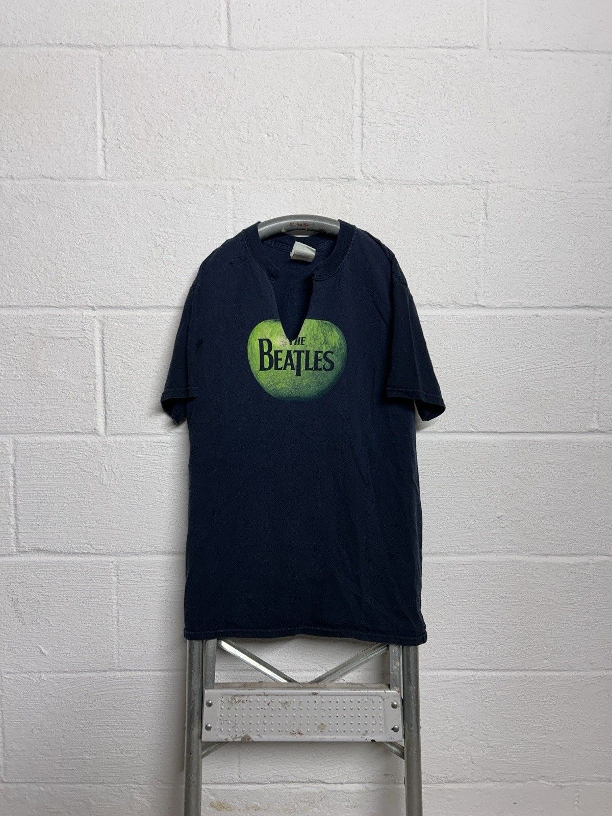 Vintage Vintage 00’s The Beatles Apple Logo V-Neck T-Shirt Size US S / EU 44-46 / 1 - 1 Thumbnail