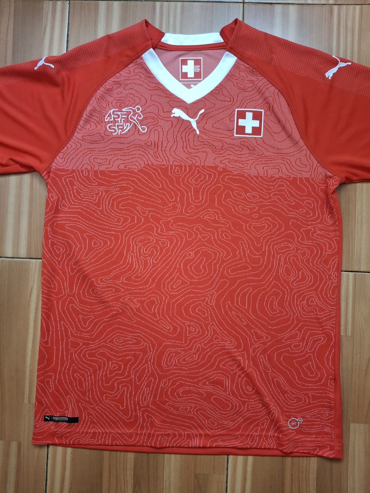 Puma SWITZERLAND PUMA WORLD CUP 2018 FOOTBALL HOME JERSEY SIZE M Size US M / EU 48-50 / 2 - 1 Thumbnail