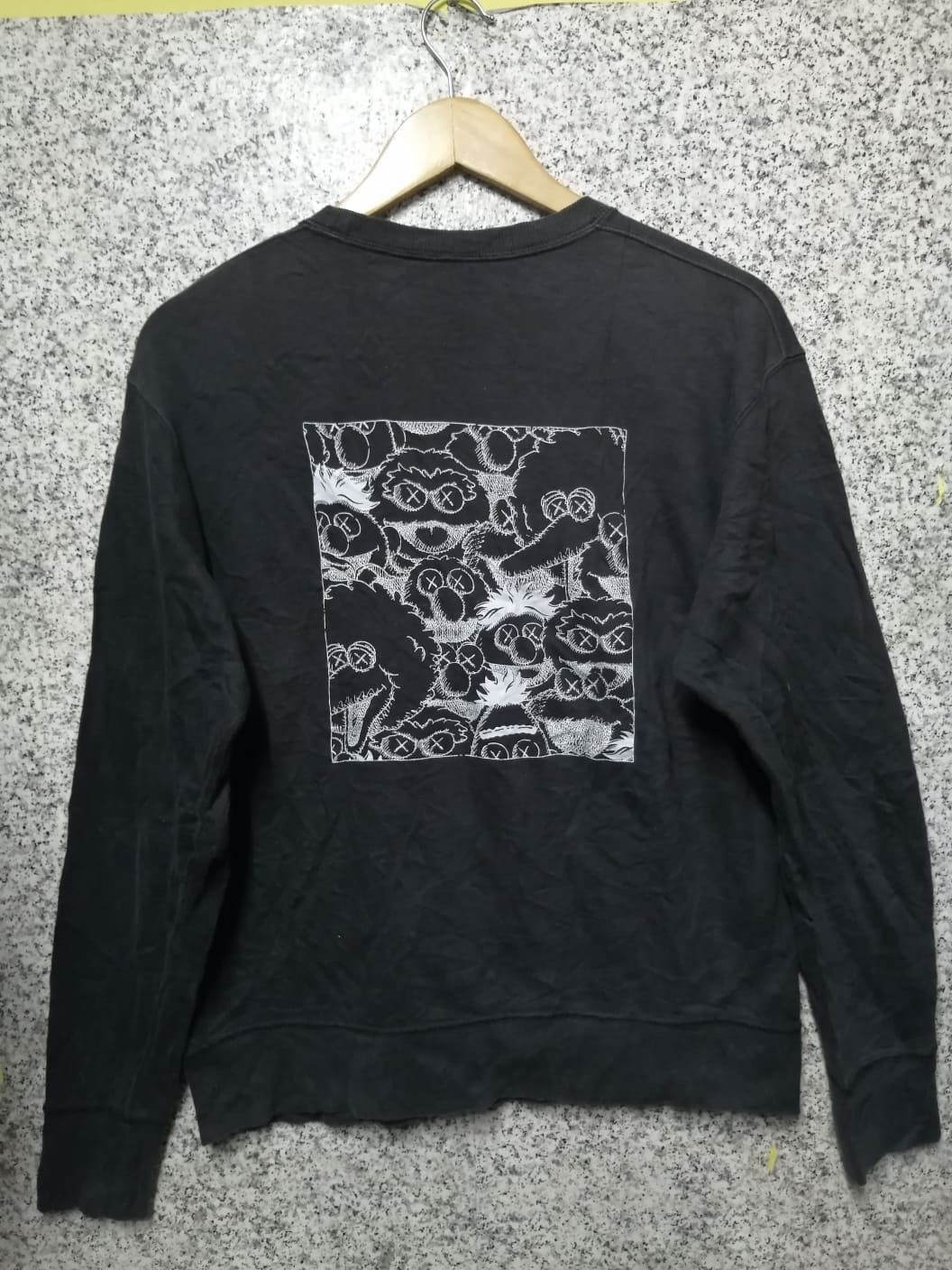 Japanese Brand × Kaws × Uniqlo KAWS x Uniqlo Sesame Street Very Rare Size US M / EU 48-50 / 2 - 1 Thumbnail