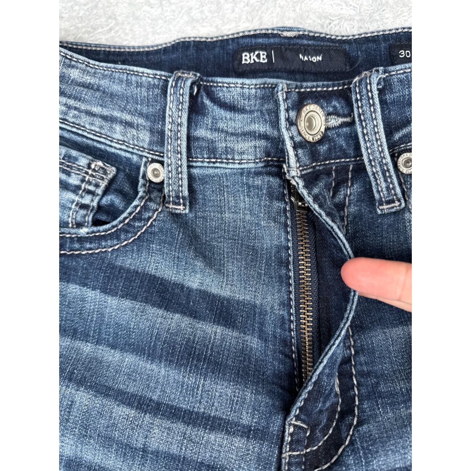 Vintage BKE Jeans Men 30x32 Blue Denim Skinny Mason Cotton Blend Embroidered Mid Rise Jeans Mens 30 Inseam 32in 5-Pocket Logo Harness Buckle Brand Vintage N/A Size US 30 / EU 46 - 5 Thumbnail