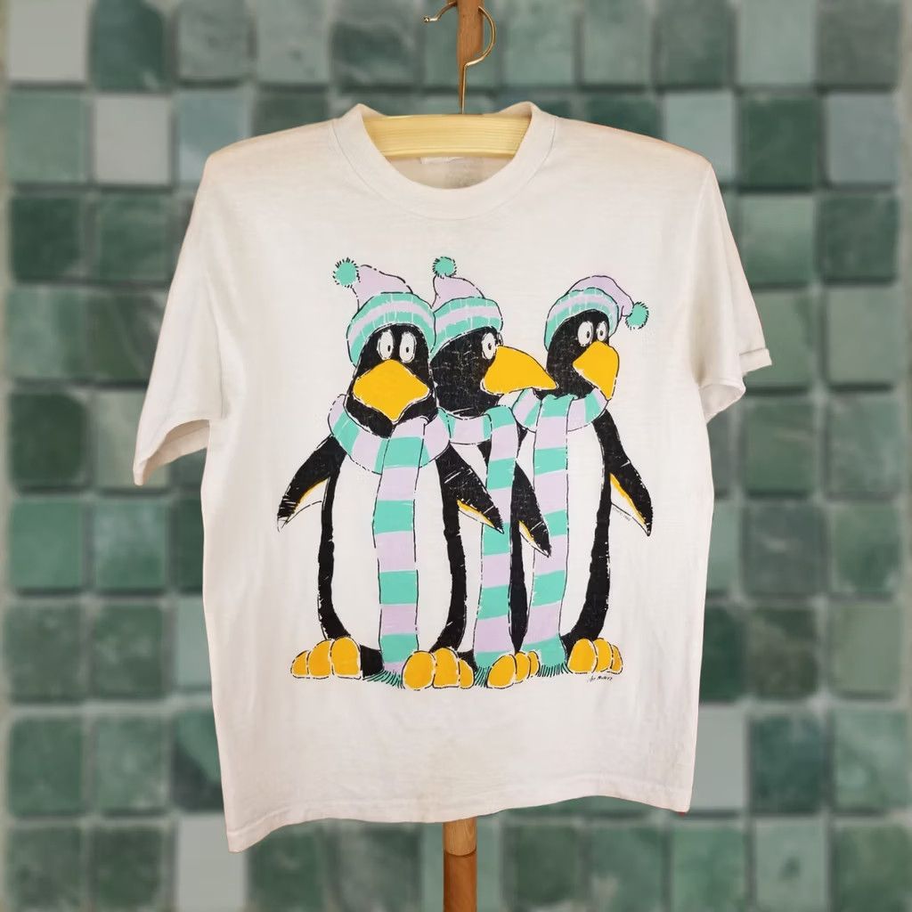 Vintage VINTAGE T-SHIRT 88' THREE PENGUINS WINTER SINGLE STITCH WORN YHIN SZ MEDIUM Mens White Cotton T-Shirt Size US M / EU 48-50 / 2 - 1 Thumbnail