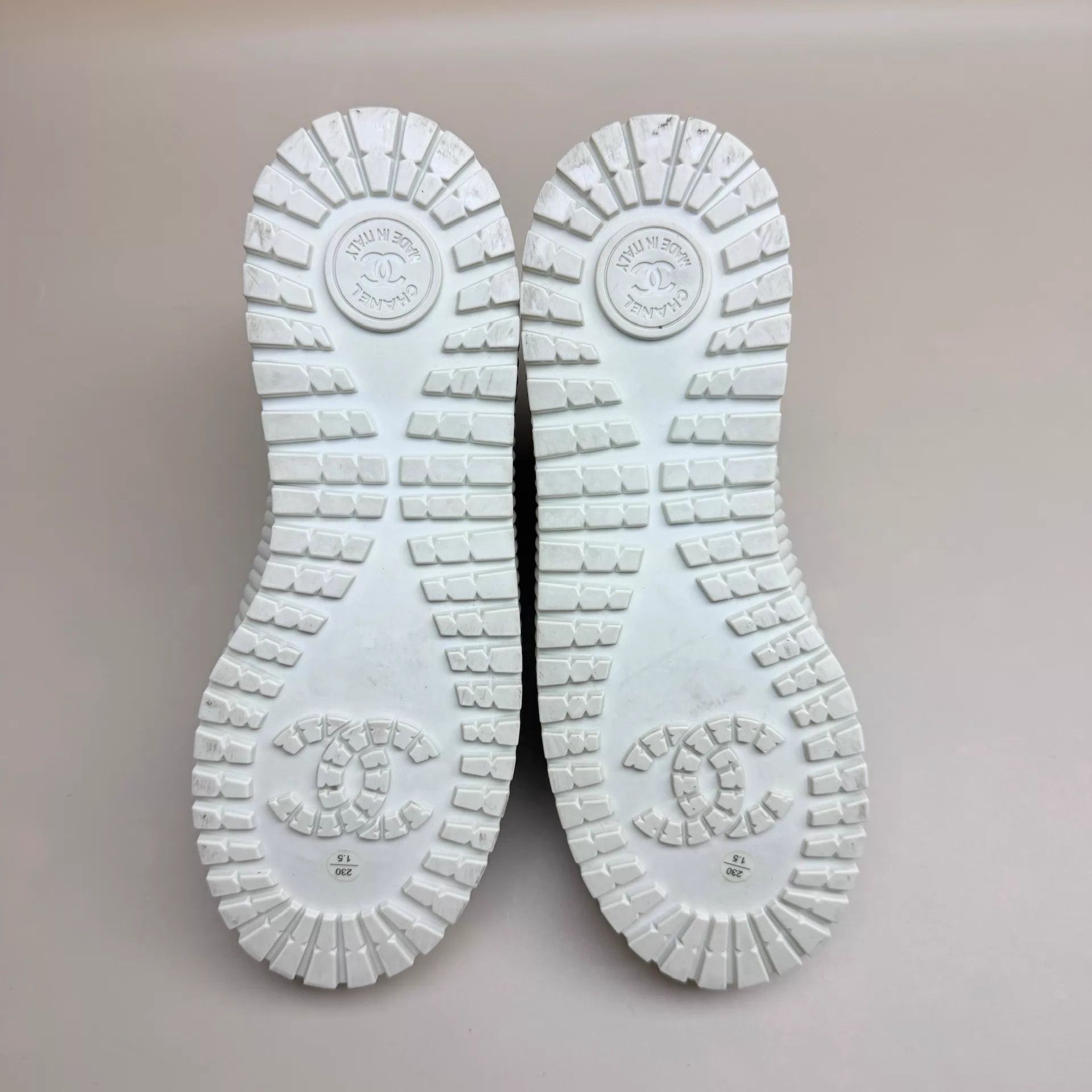 Chanel CHANEL Women's CC Logo White Gold Sneakers EUR36 99New Size US 5.5 / IT 35.5 - 6 Thumbnail