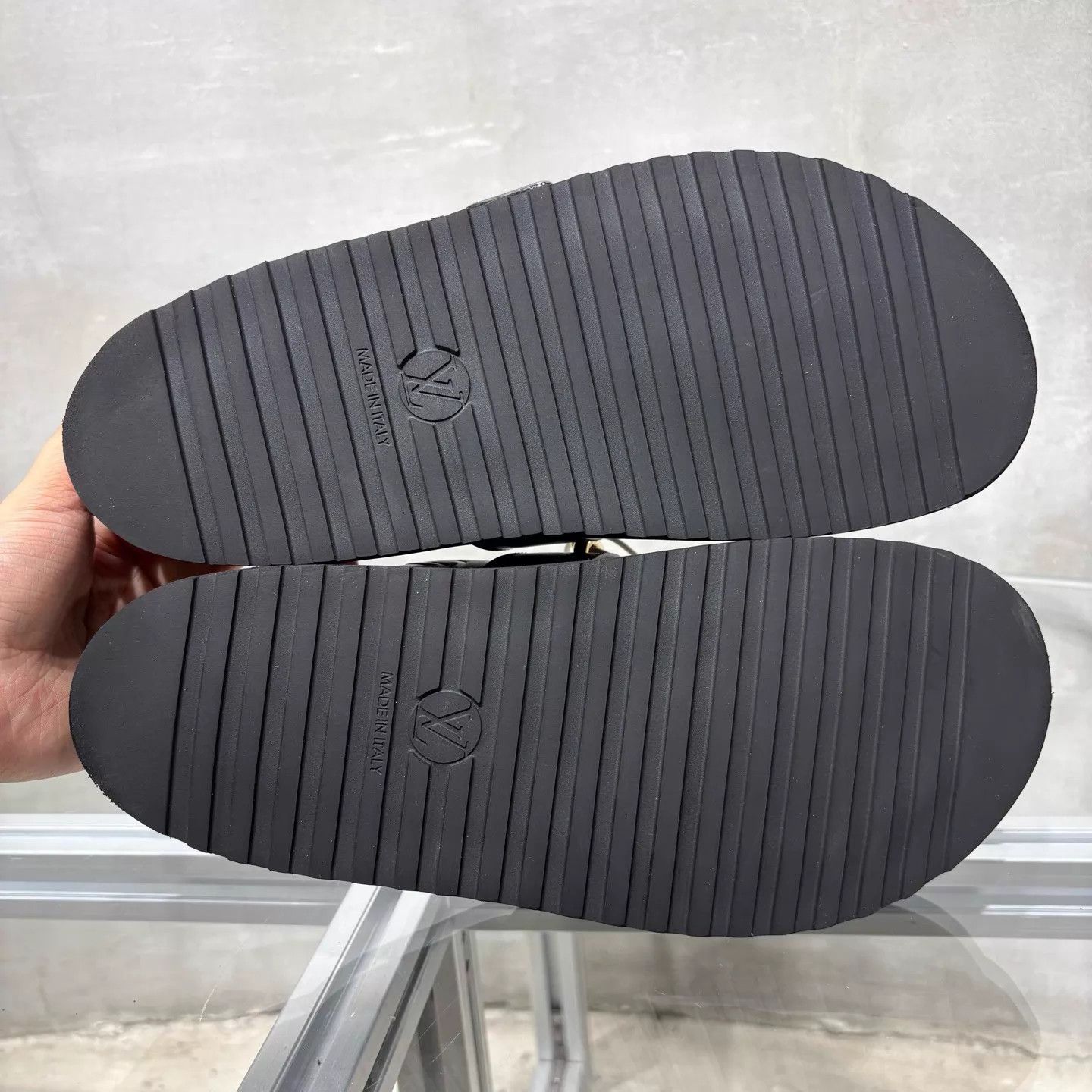 Louis Vuitton LV Cosy comfort all-over embossed slides UK4 (38) Size US 7.5 / IT 37.5 - 7 Thumbnail