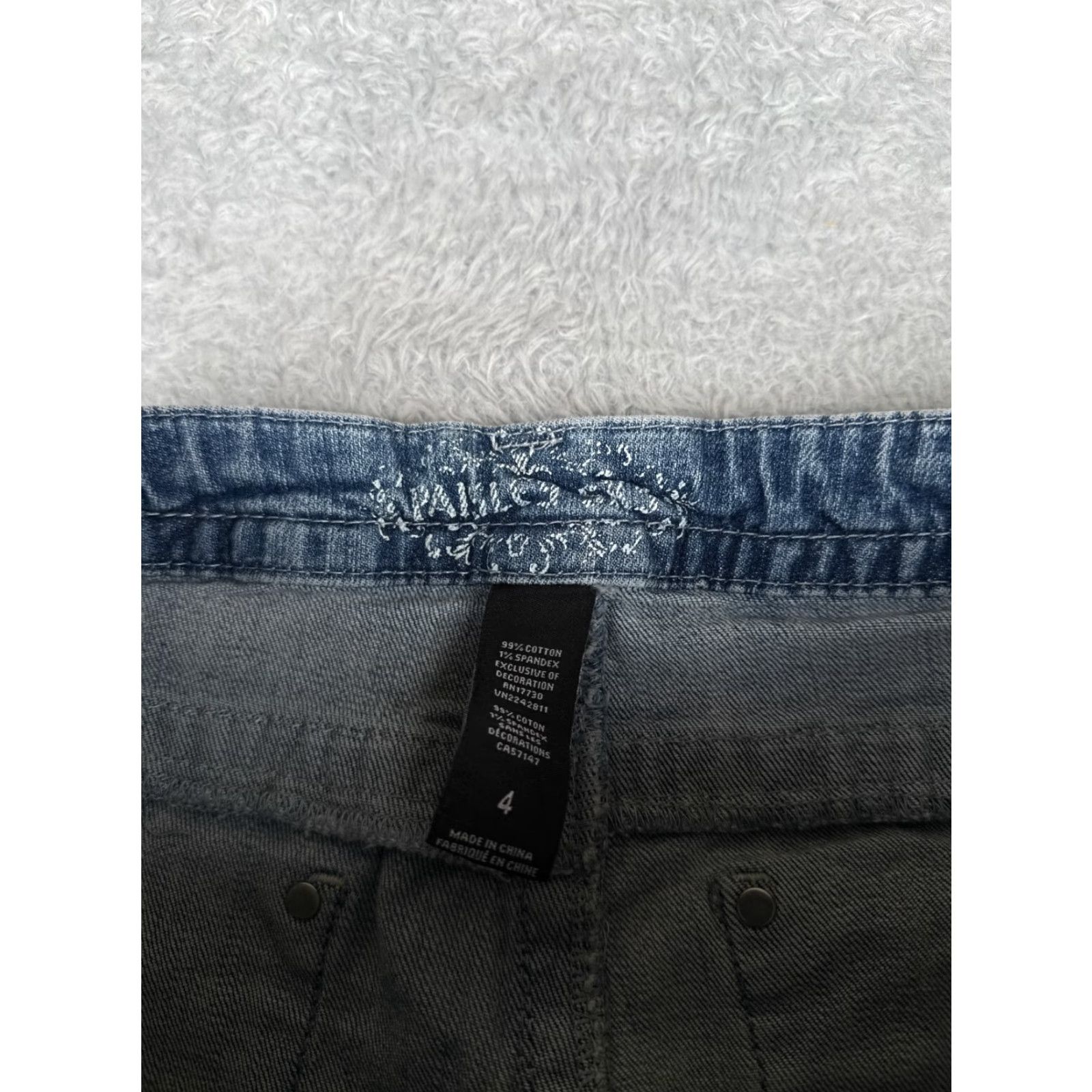 Denime Paisley Sky Jeans Womens 4 Blue Denim Skinny Tapered Distressed Low Rise 29x29 Jeans Womens Small spots and marks front and back review all photos Size 27" / US 4 / IT 40 - 6 Thumbnail