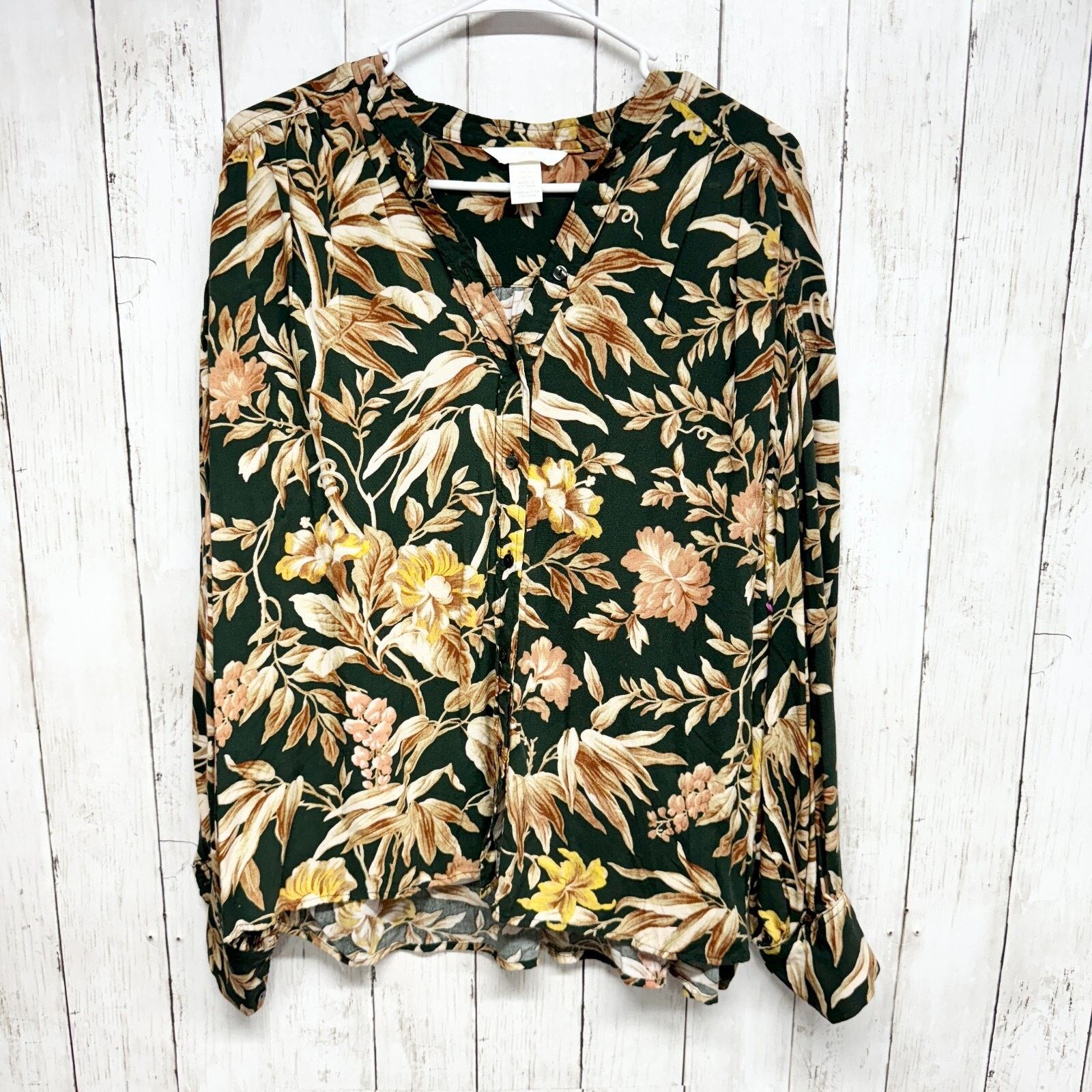 H&M H&M Shirt Size 12 Button Down Green Floral Hunter Green Size XL / US 12-14 / IT 48-50 - 1 Thumbnail