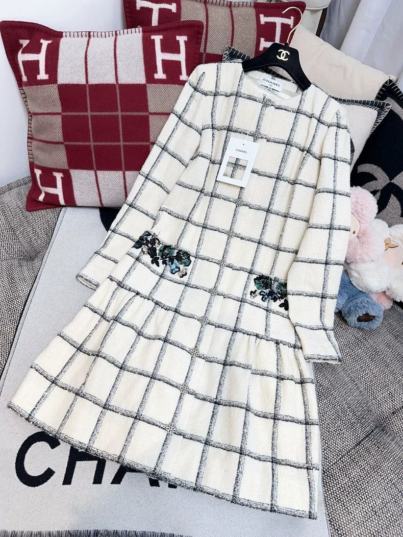 Chanel Chanel 22K white plaid diamond buckle embroidered dress Size XS / US 0-2 / IT 36-38 - 5 Thumbnail