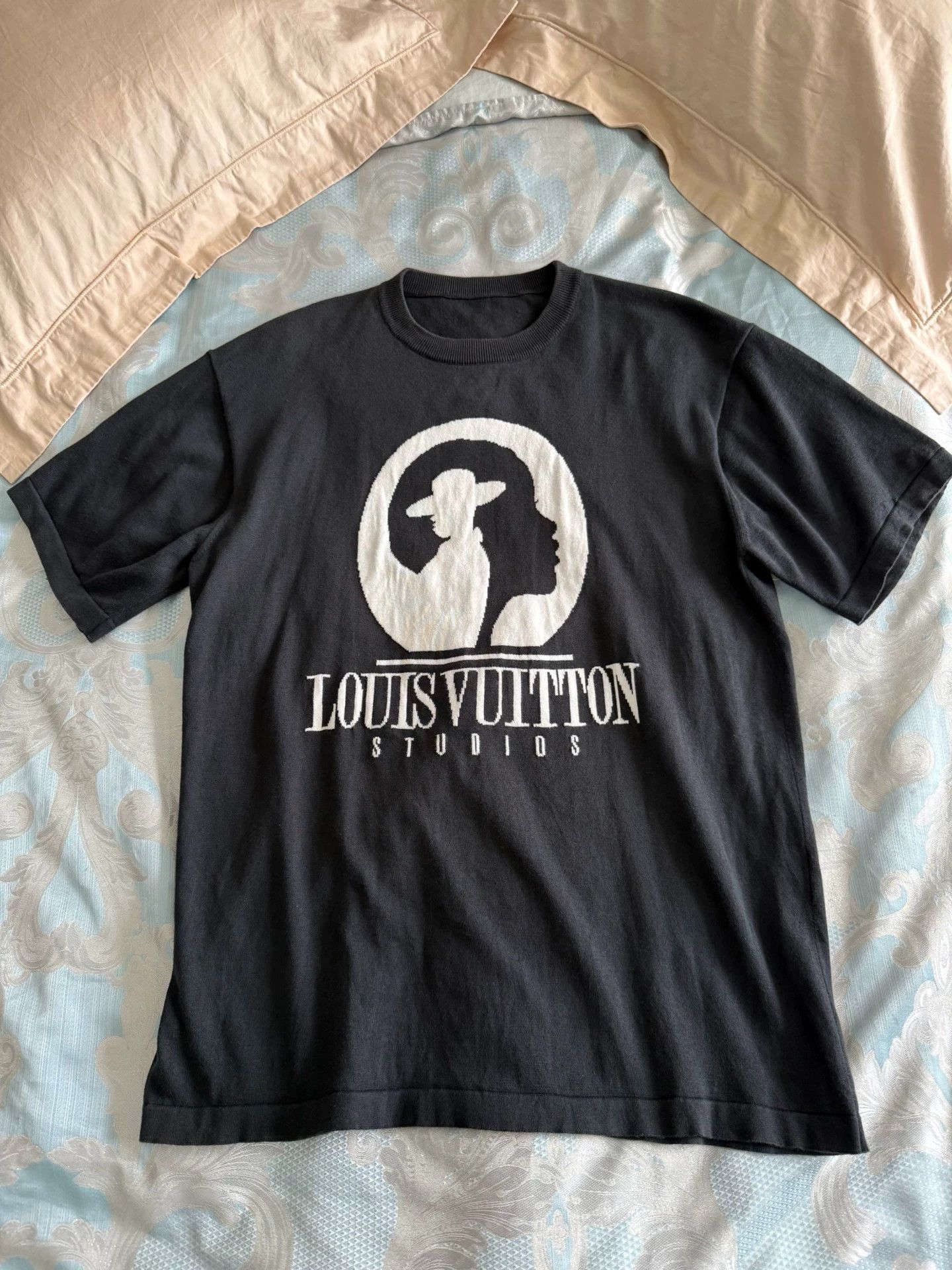 Louis Vuitton LV Short-Sleeve Knit T-Shirt L w/ LV Logo & Graphic Size US L / EU 52-54 / 3 - 1 Thumbnail