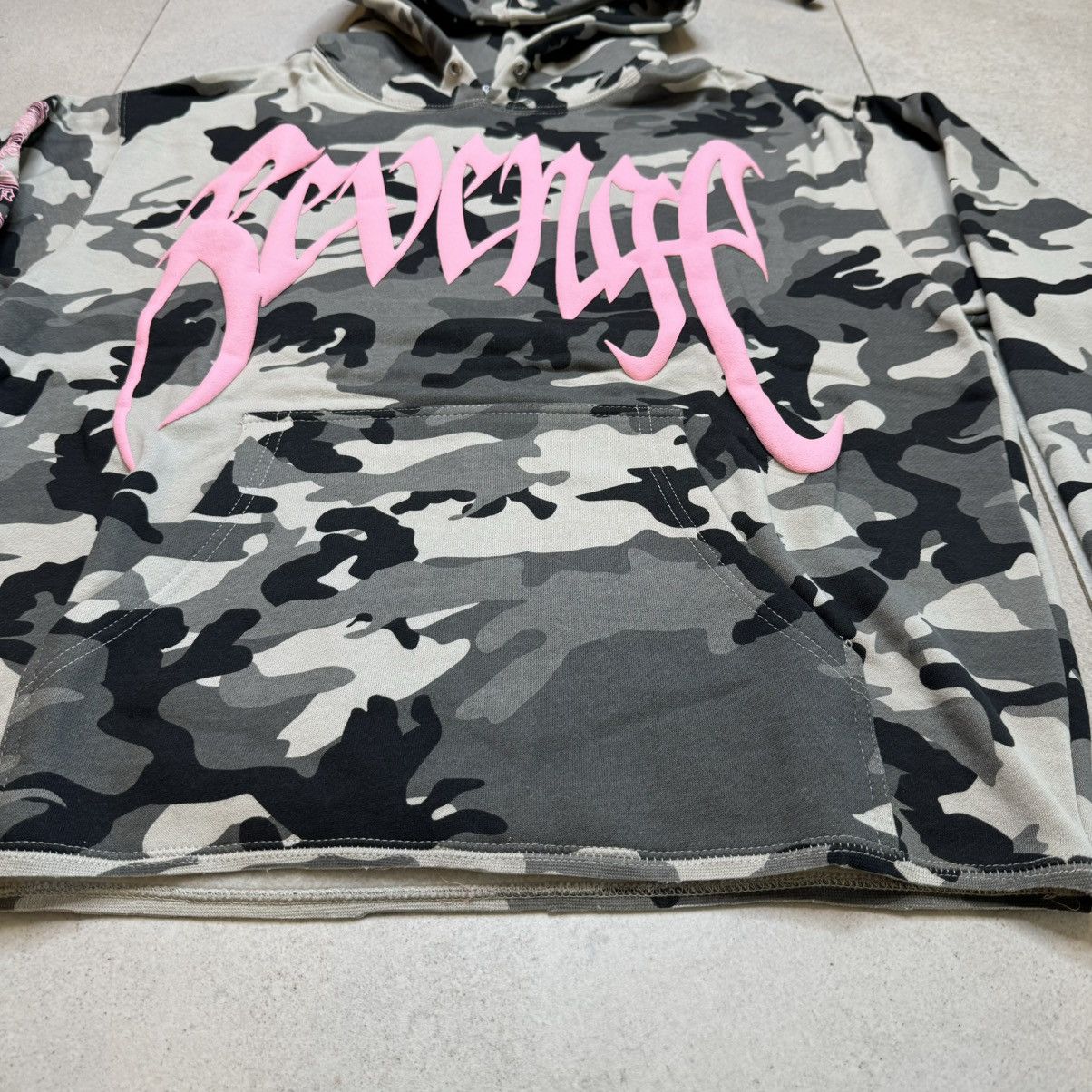 Revenge Revenge X Kill Cropped Hoodie Snow Camo/Pink SIZE MEDIUM Size US M / EU 48-50 / 2 - 6 Thumbnail