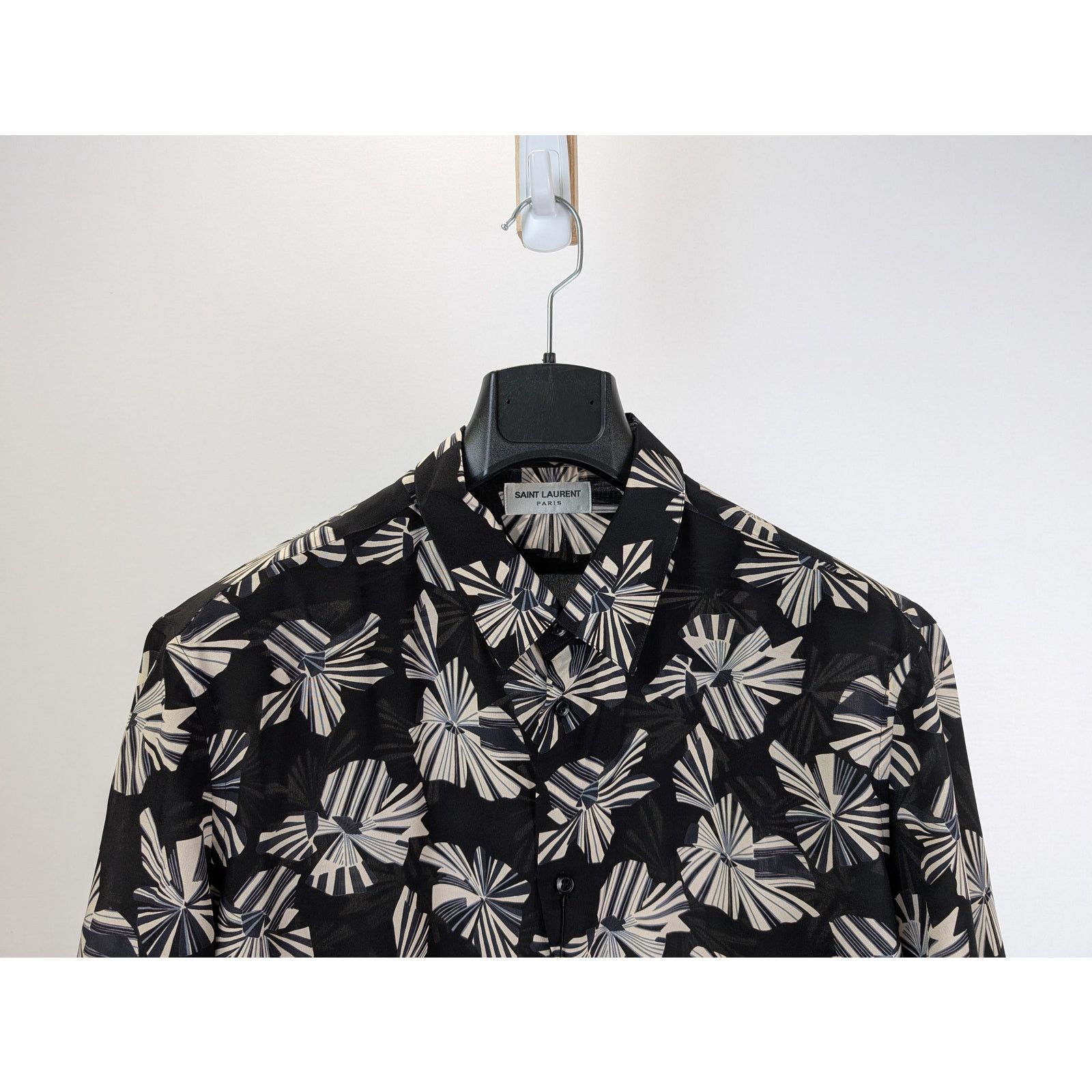Saint Laurent Paris o1rshd1 Imprime Fleur Origami Half sleeve Shirt in Noir Size US S / EU 44-46 / 1 - 3 Thumbnail