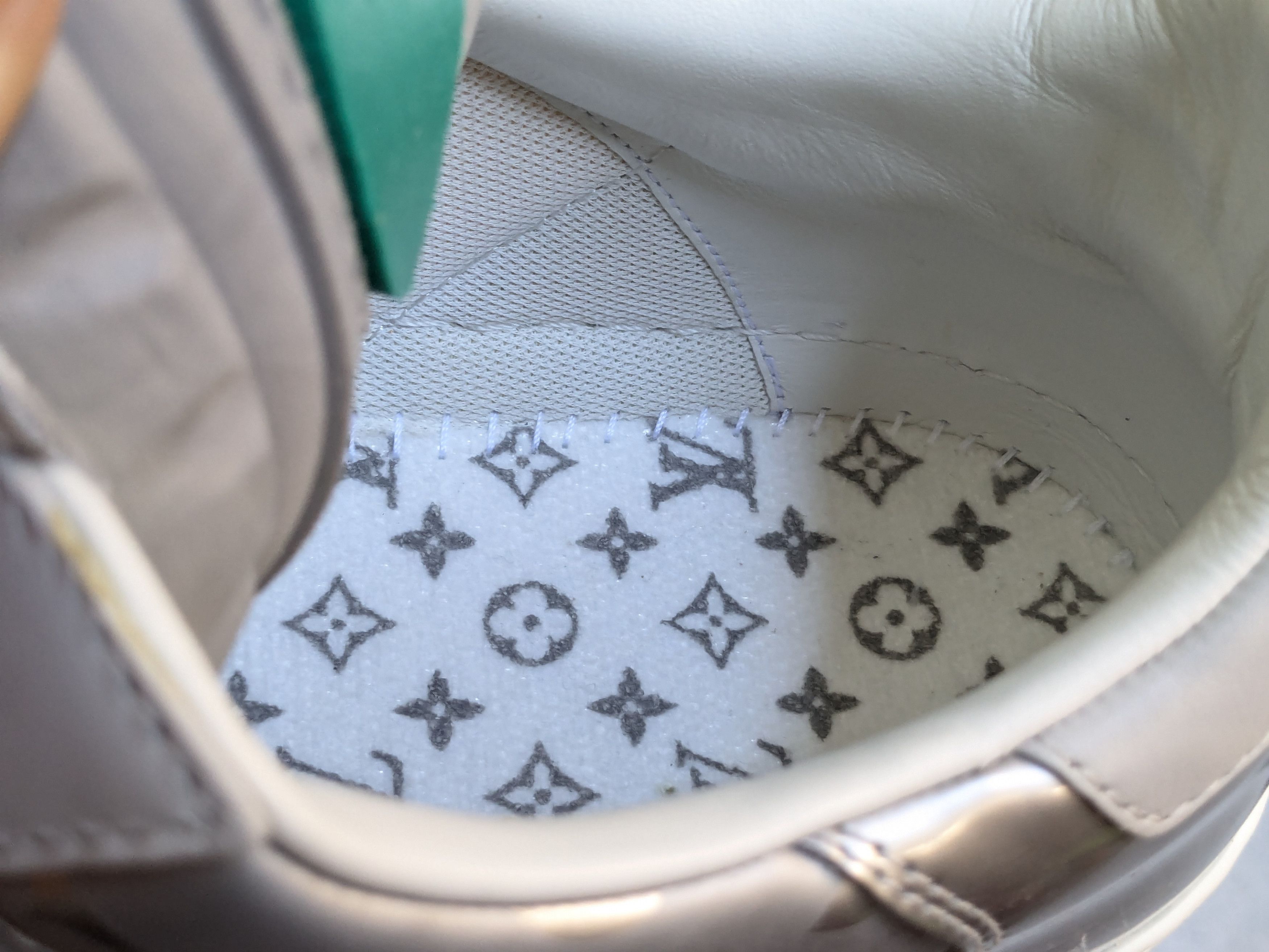 Louis Vuitton Louis Vuitton Monogram Sneakers Silver 10.5 Leather Size US 10.5 / EU 43-44 - 11 Thumbnail