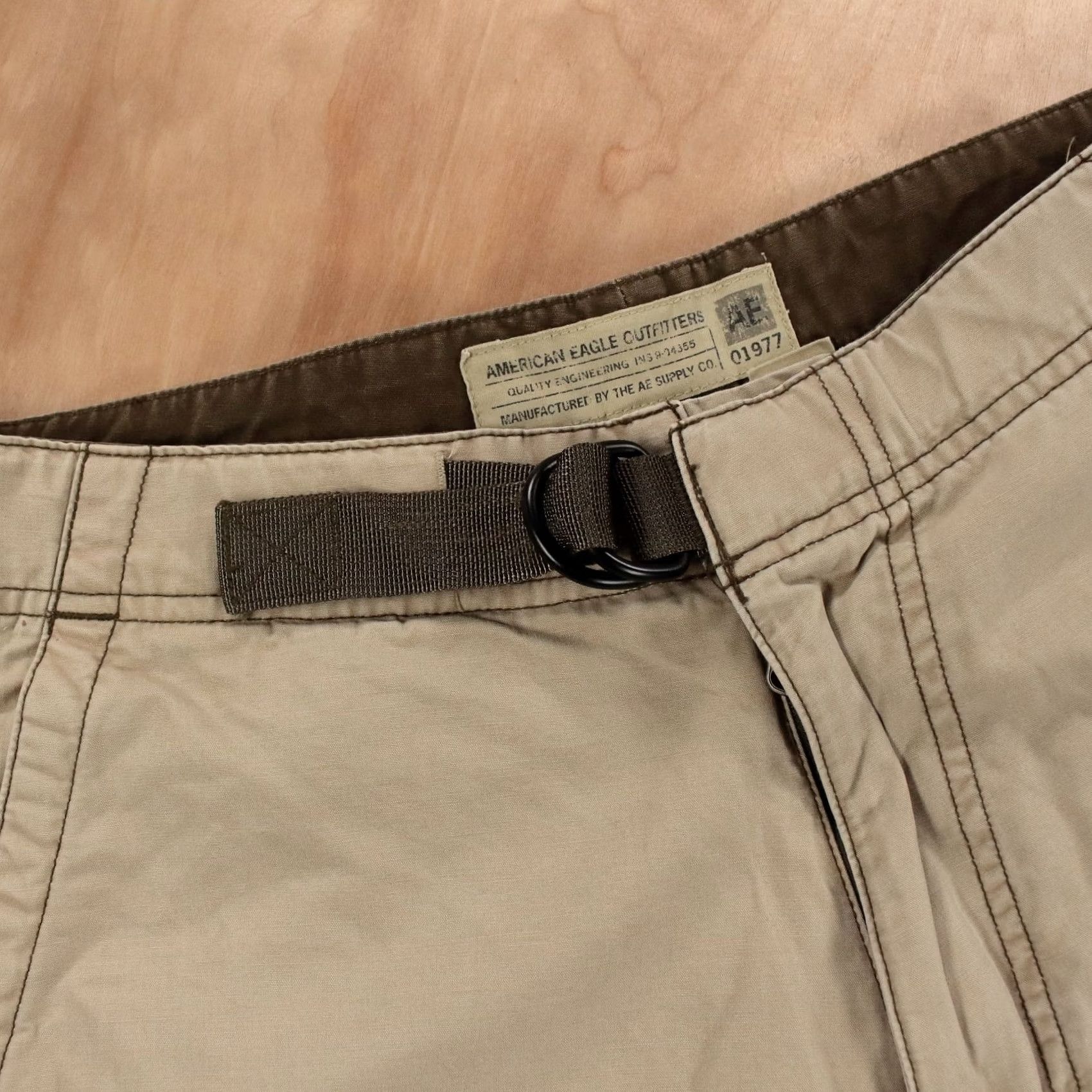 American Eagle Outfitters VINTAGE American Eagle cargo shorts size 29 beige 00s y2k Mens Size US 29 - 4 Thumbnail