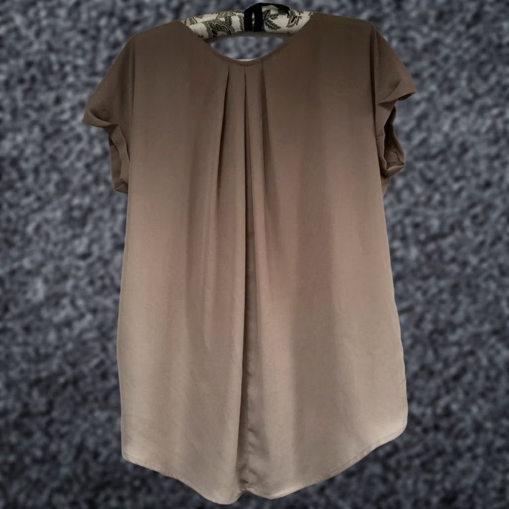 Vintage PLEIONE Blouse Scoop Neck Short Sleeve Lace Detail Hi-Low Taupe Medium Women Size M / US 6-8 / IT 42-44 - 1 Thumbnail