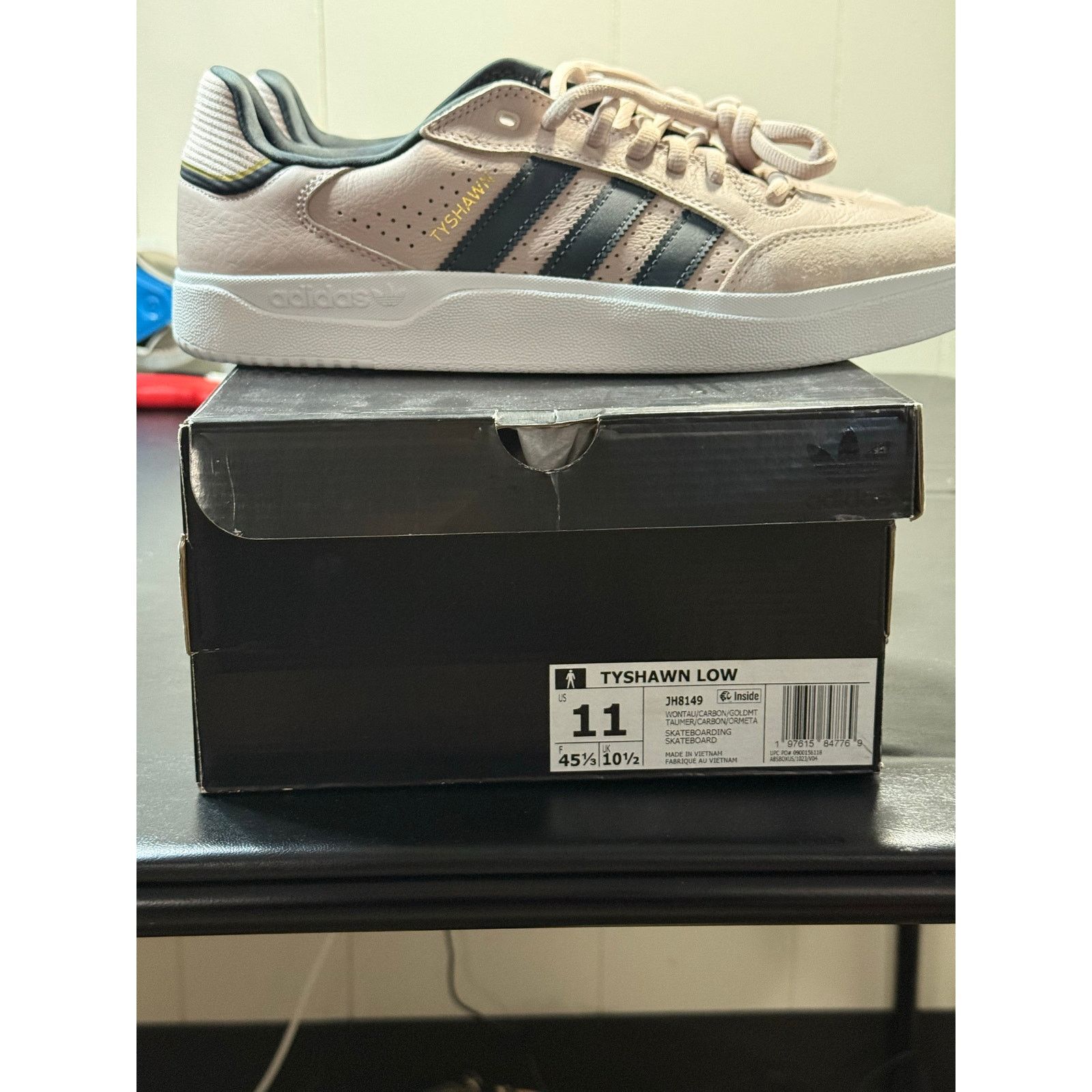 Adidas Adidas Mens Tyshawn JH8149 TYSHAWN LOW (Sz 11M) Size US 11 / EU 44 - 2 Thumbnail