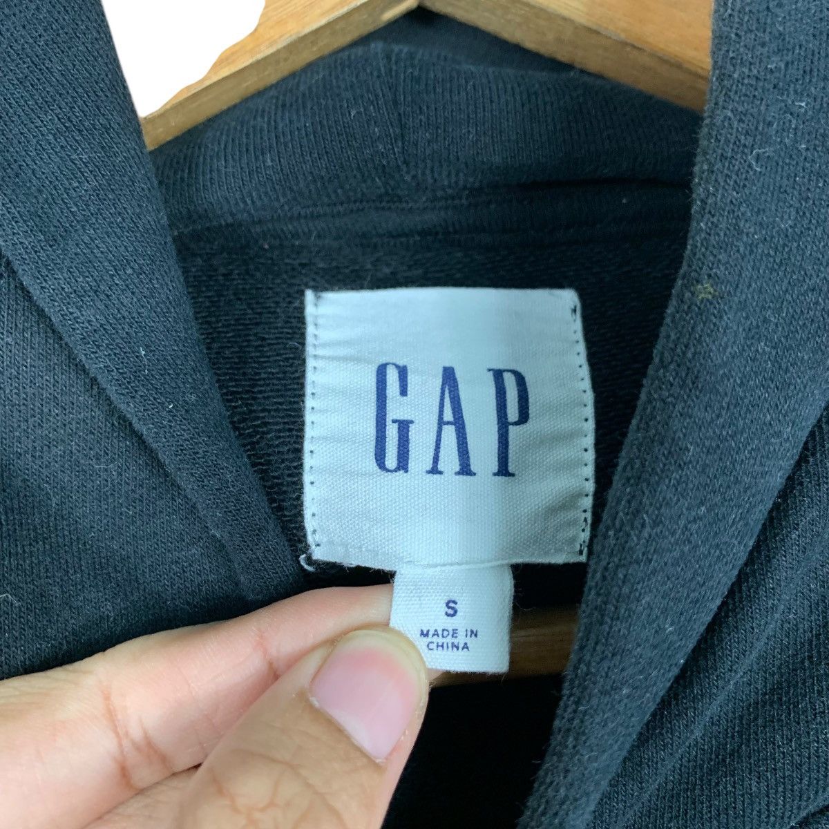 Gap GAP Center Logo Pullover Black Hoodies Sweatshirt #1789-C79 Size US S / EU 44-46 / 1 - 14 Thumbnail