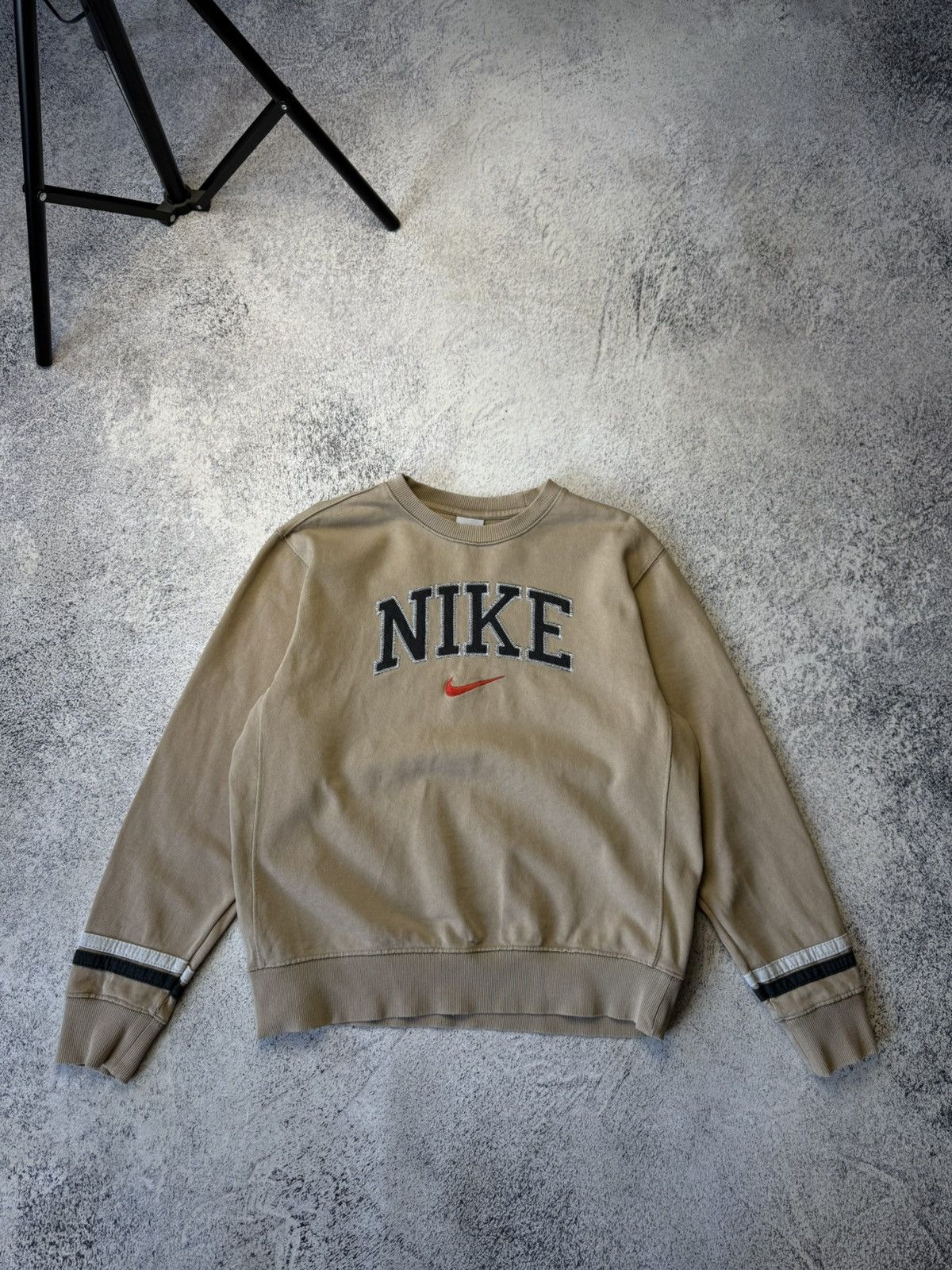 Nike VINTAGE 90s NIKE DISTRESSED CENTER LOGO SWEATSHIRTS CREWNECK Size US S / EU 44-46 / 1 - 1 Thumbnail