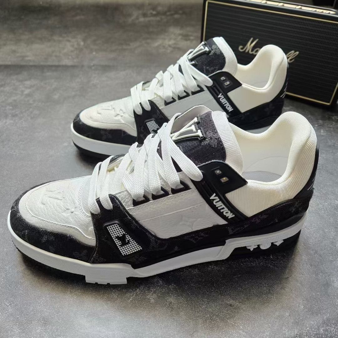 Louis Vuitton Louis Vuitton Training Black Lowtop Sneakers 25 Men Size US 10 / EU 43 - 1 Thumbnail