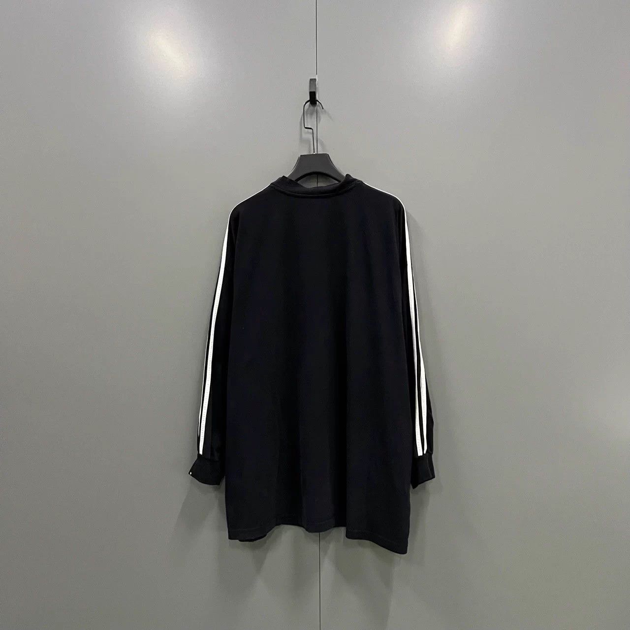 Balenciaga Balenciaga x Adidas blk mini logo longsleeve 9/10 jc604502 Size US M / EU 48-50 / 2 - 2 Thumbnail