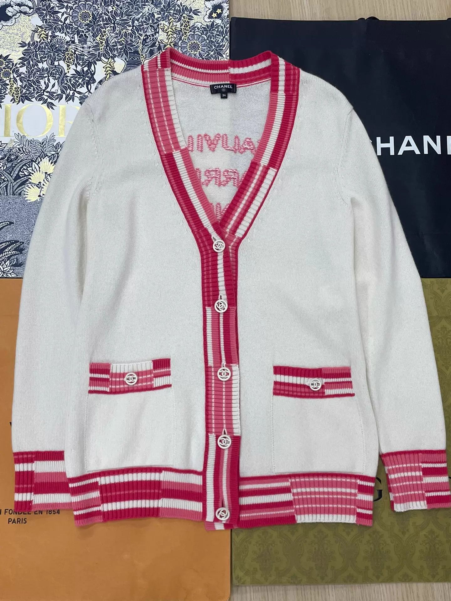 Chanel Chanel Red & White Cashmere Knitted Cardigan 34 Size XS / US 0-2 / IT 36-38 - 1 Thumbnail