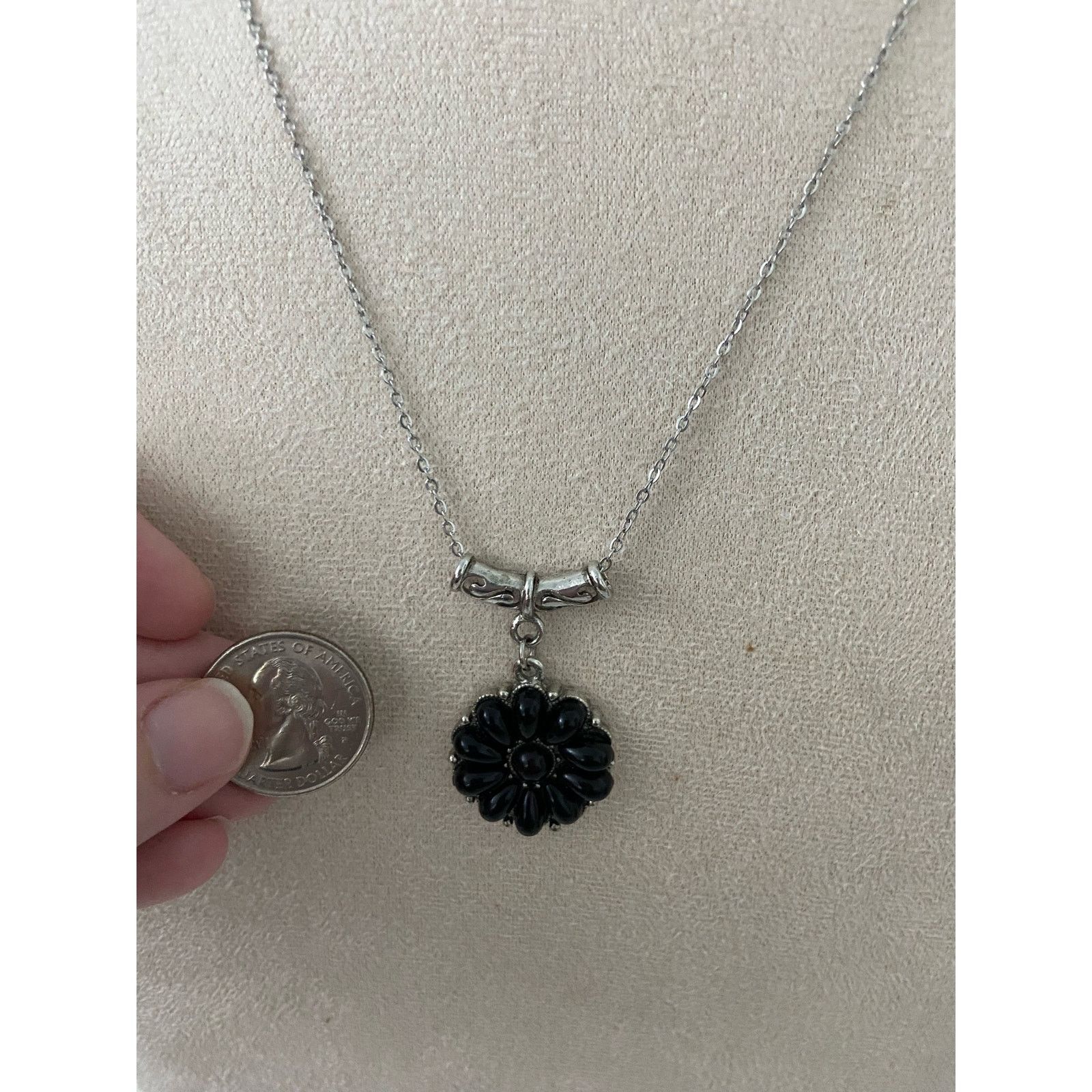 Other Black flower necklace Size ONE SIZE - 2 Thumbnail