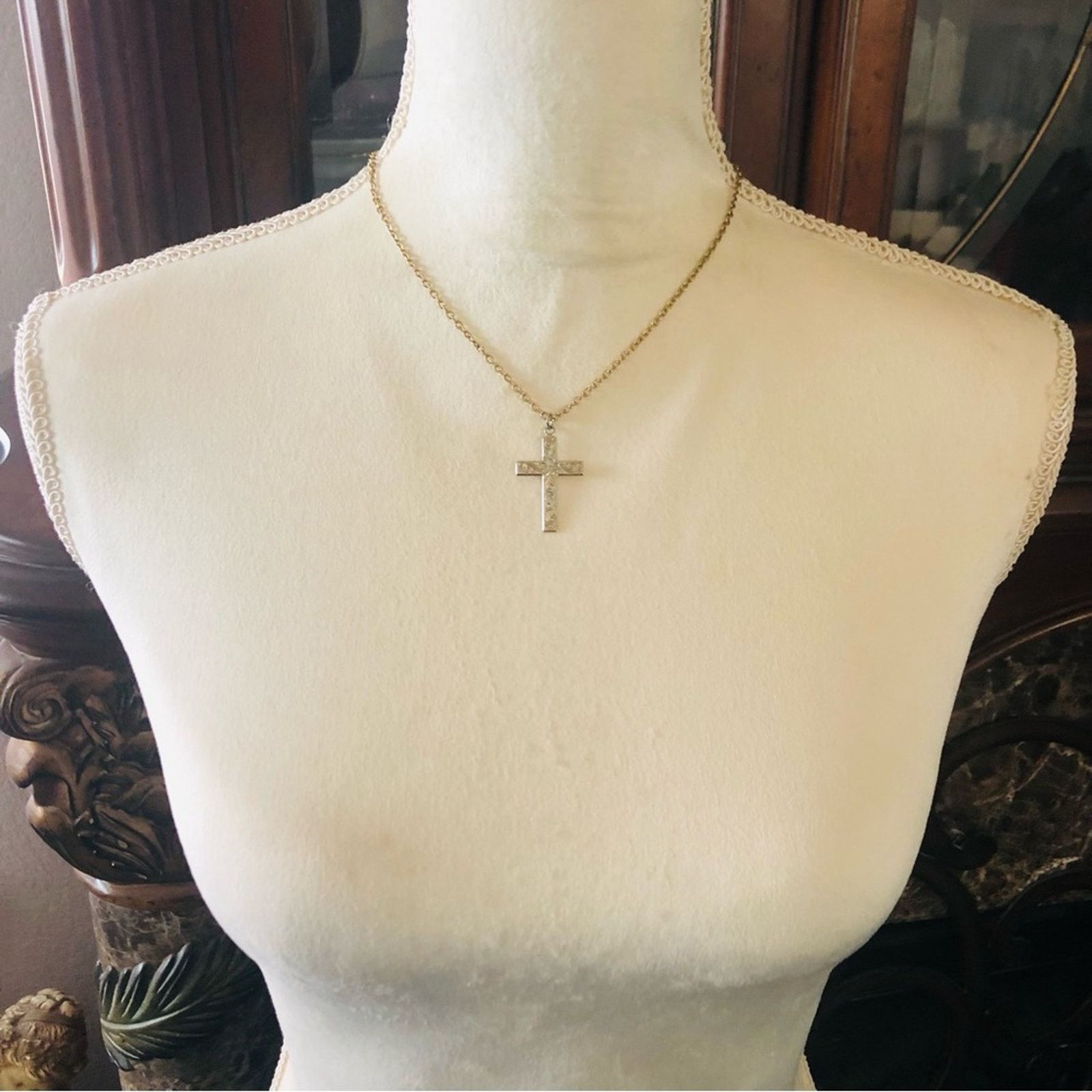 Vintage Vintage gold etched cross pendant on chain necklace Size ONE SIZE - 5 Thumbnail