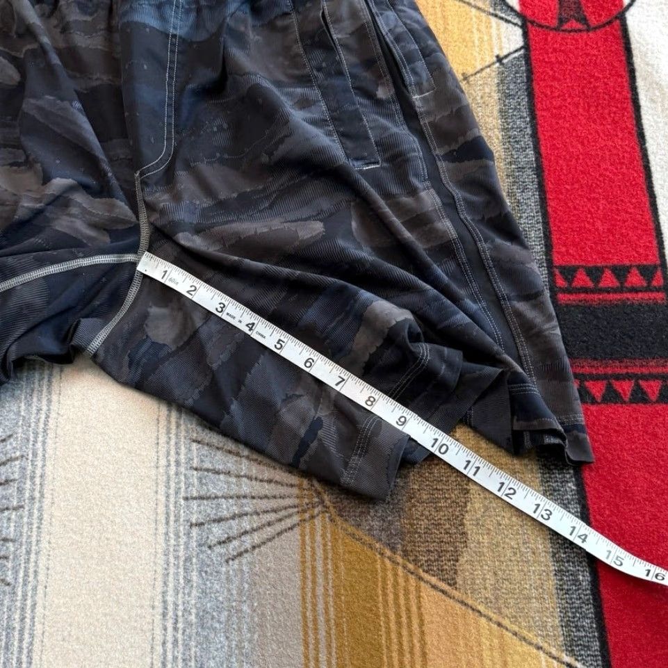 Lululemon VINTAGE? Men’s Lululemon Workout Gym Shorts Camouflage Black M Inseam 9 in Regular Athletic Activewear Mens Medium Camouflage Pattern Volume? Size US 31 - 7 Thumbnail