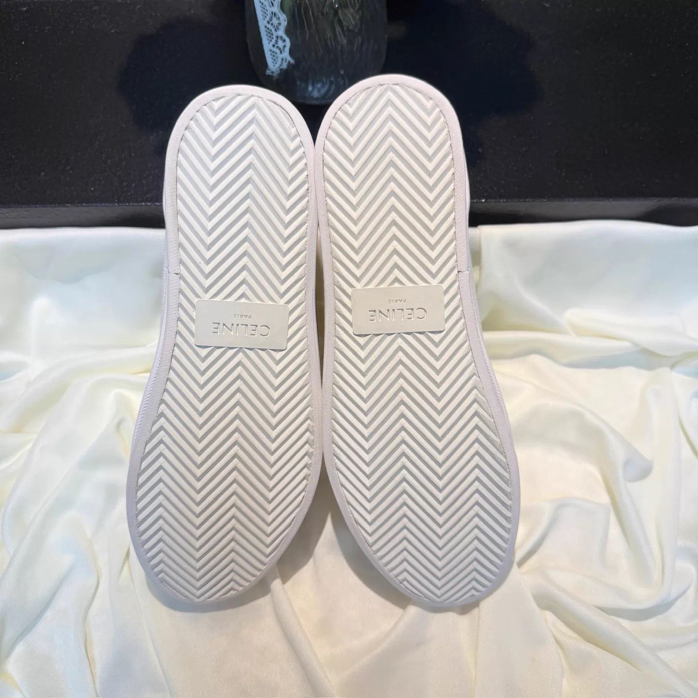 Celine Celine white Triumph logo sneakers women's 35.5 99new Size US 5 / IT 35 - 6 Thumbnail