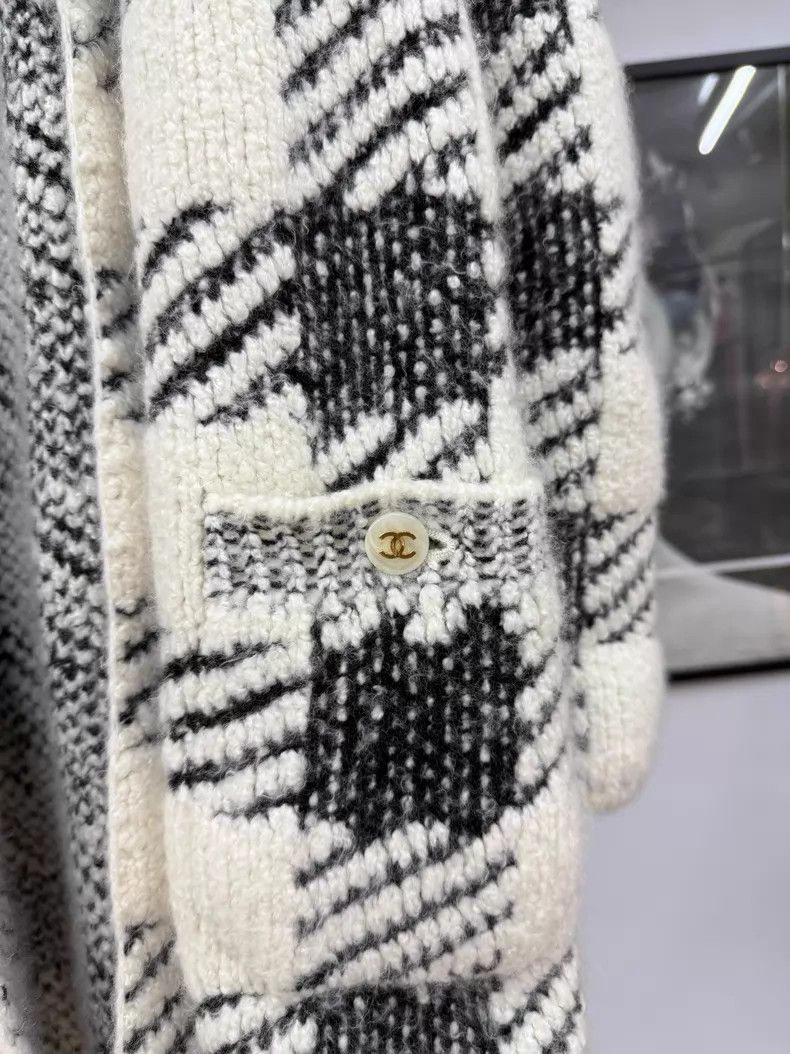 Chanel Chanel Black and white plaid cashmere knitted cardigan jac Size XXS / US 00 / IT 34 - 2 Thumbnail