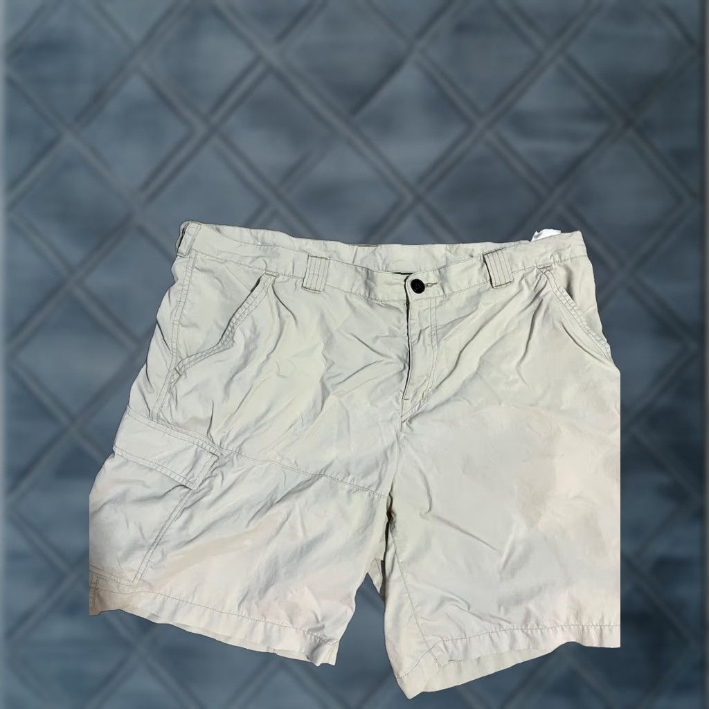 Vintage Columbia Shorts Mens 42x9 Beige Performance Omni Shield Fishing Zip Pocket Shirt? Size US 42 / EU 58 - 1 Thumbnail