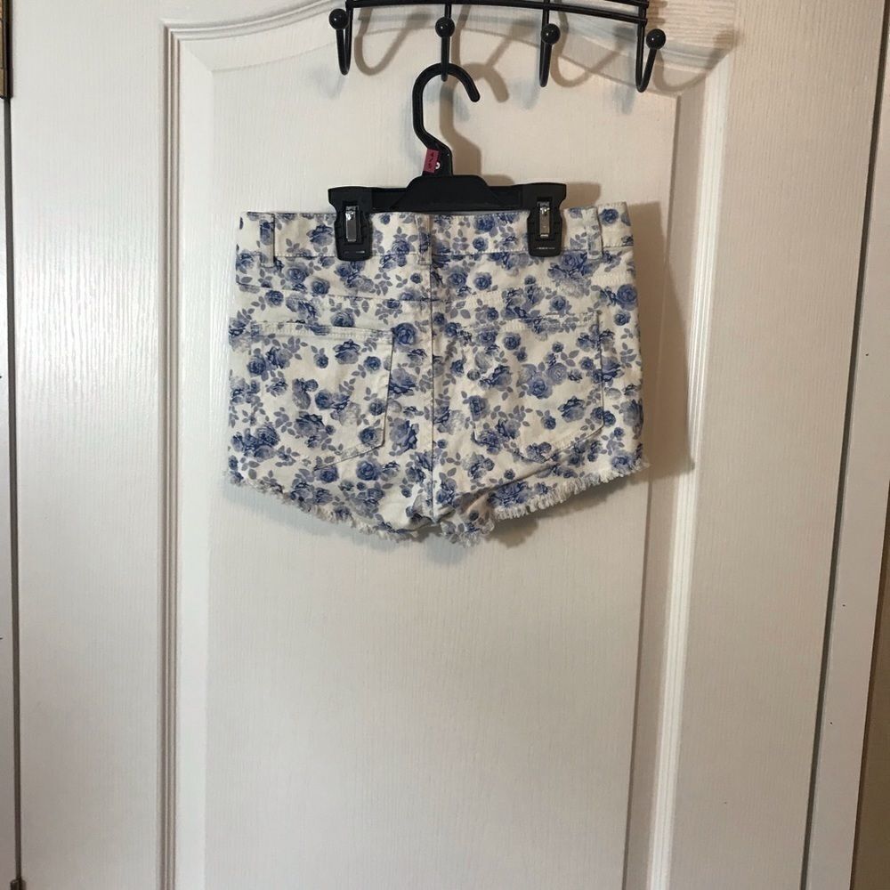Other NWT H&M divided shorts white blue flower Size 4 Size 27" / US 4 / IT 40 - 4 Thumbnail