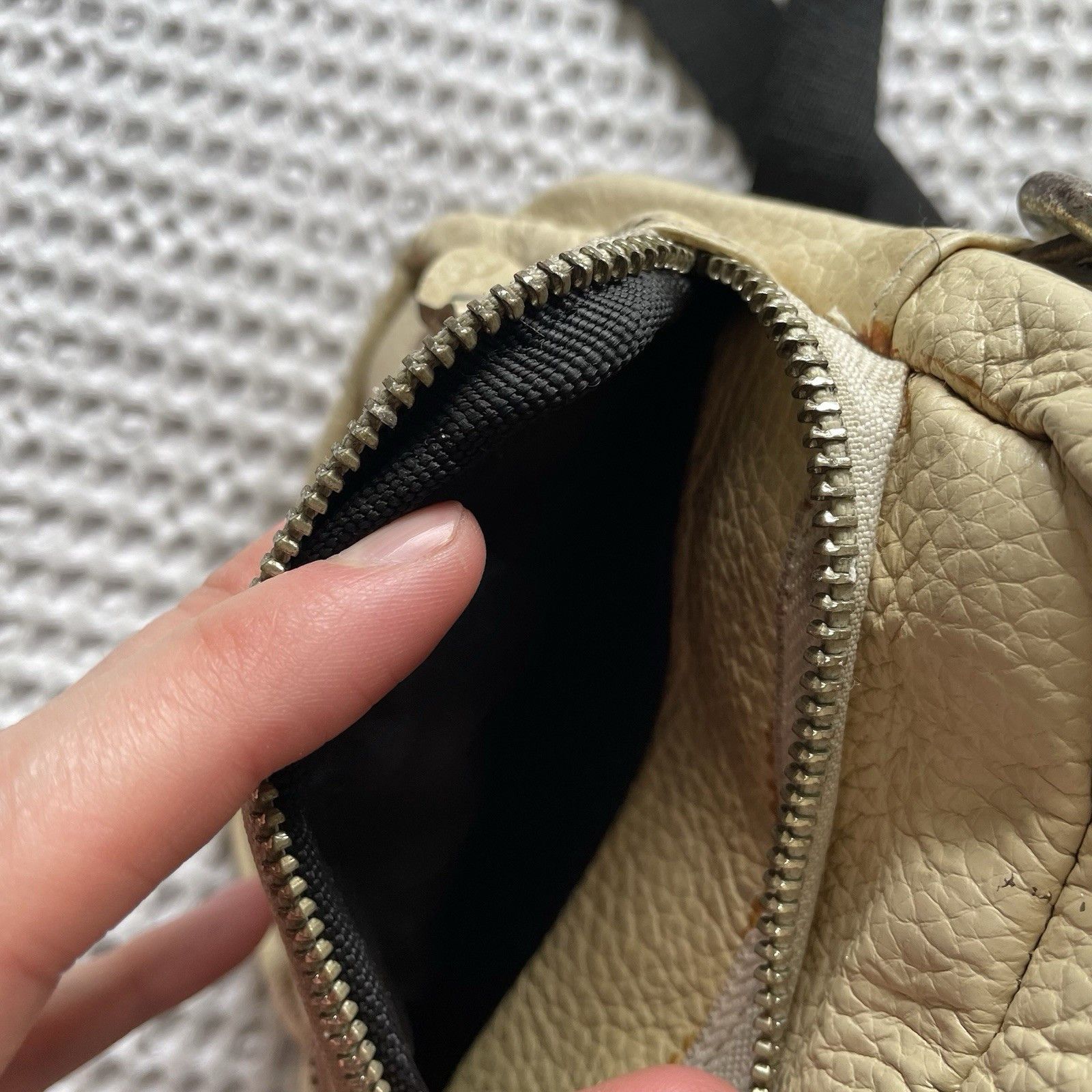 Oakley Vintage Oakley Leather Bum Bag Side Messenger Shoulder Size ONE SIZE - 13 Thumbnail