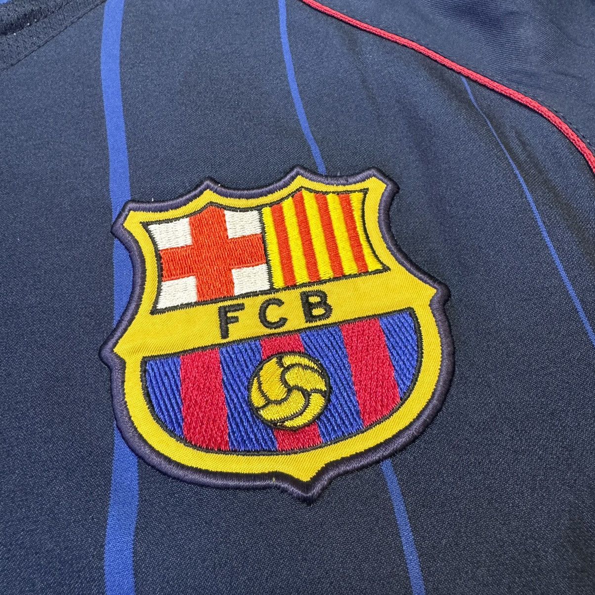 Vintage Barcelona 04/05 away shirt #10 Ronaldinho Size US M / EU 48-50 / 2 - 4 Thumbnail