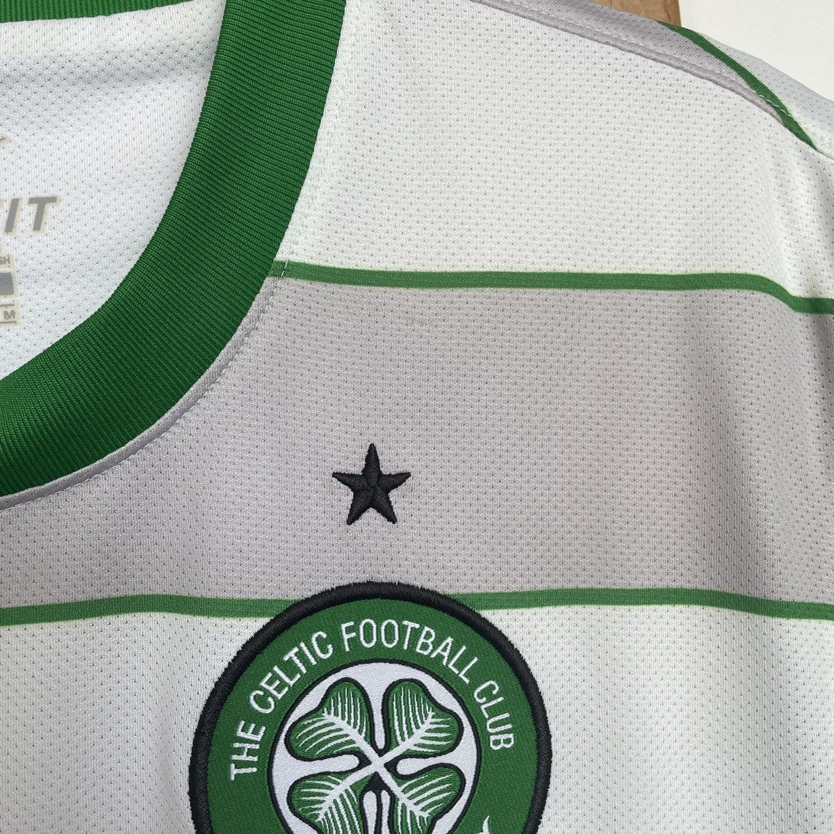 Nike Celtic Nike Away Soccer Jersey Shirt Men 2011/2012 size M Size US M / EU 48-50 / 2 - 3 Thumbnail