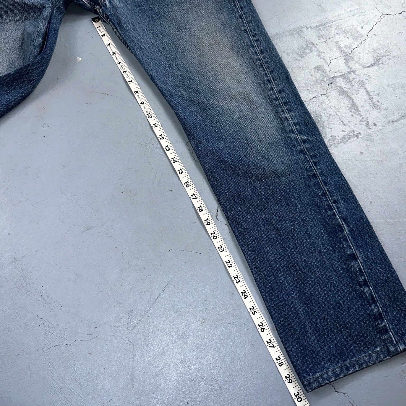 Levi's VINTAGE Levi's 501 Jeans Men 34x30 Blue Light Wash 90s USA Straight Classic 34 Regular Denim Cotton Button Rise Mid (10-12 in) Size US 34 / EU 50 - 5 Thumbnail